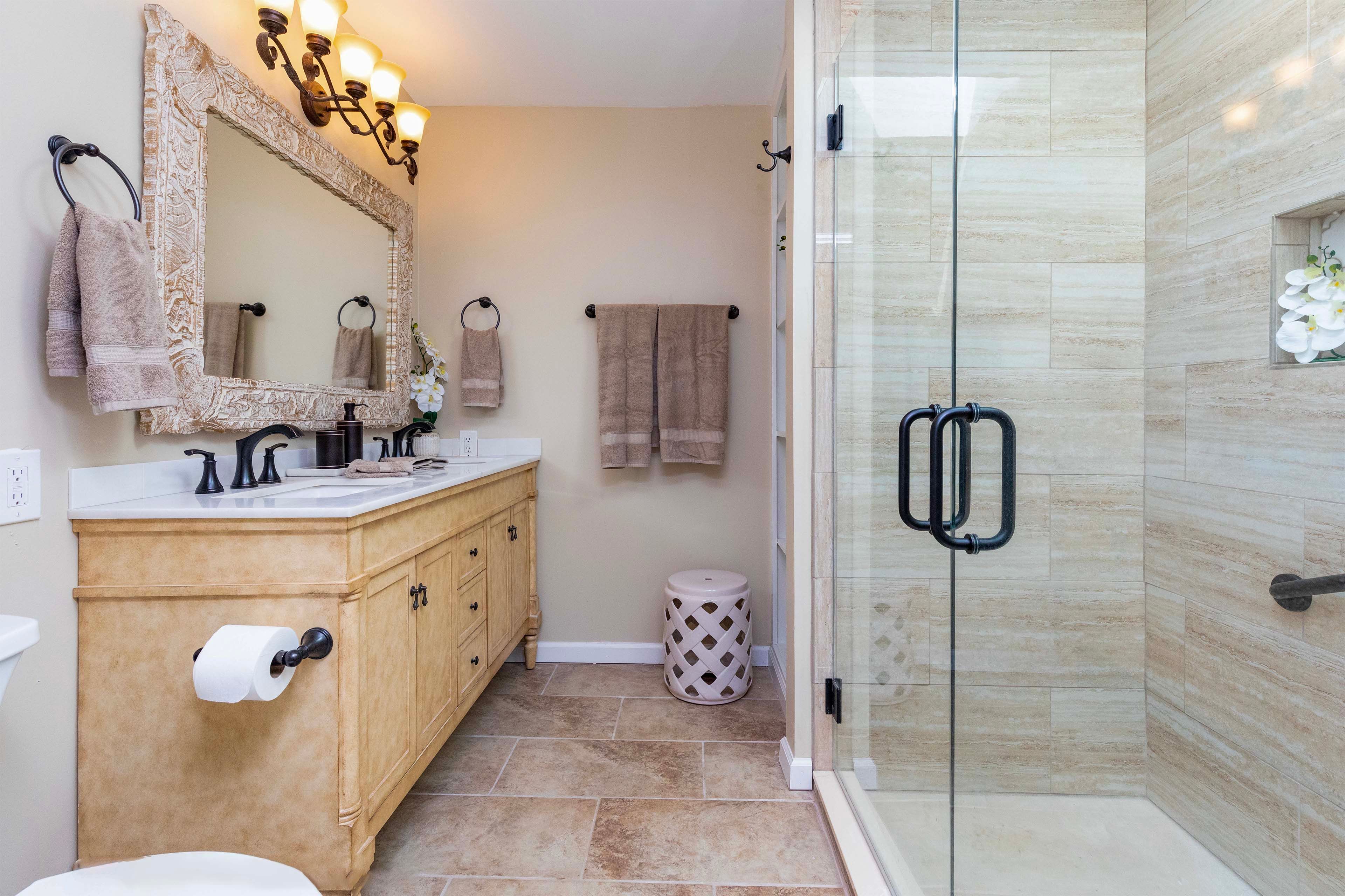 En-Suite Bathroom | Main Level | Towels Provided