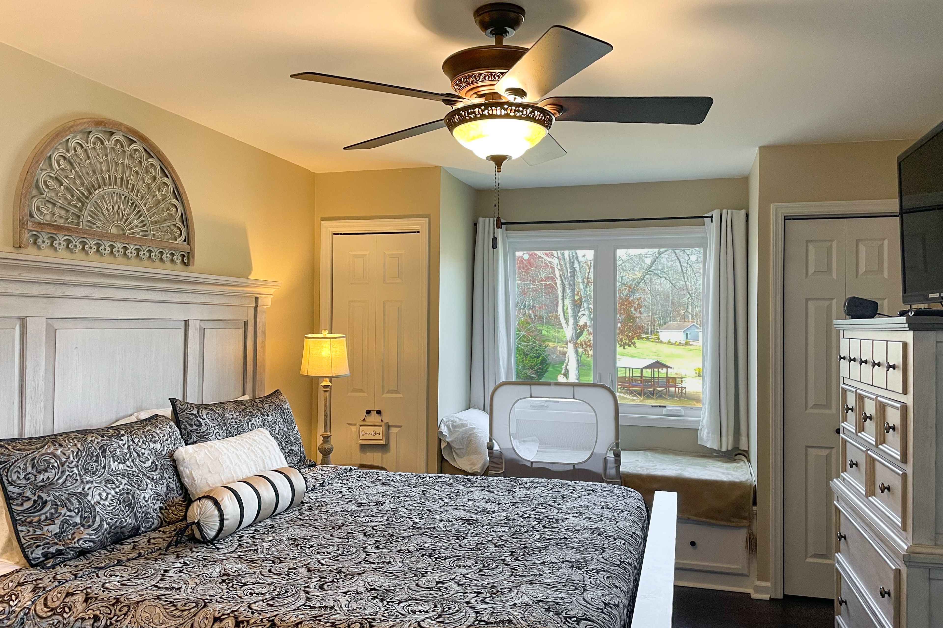 Bedroom 1 | Main Level | King Bed | Twin Daybed | Linens Provided | Smart TV