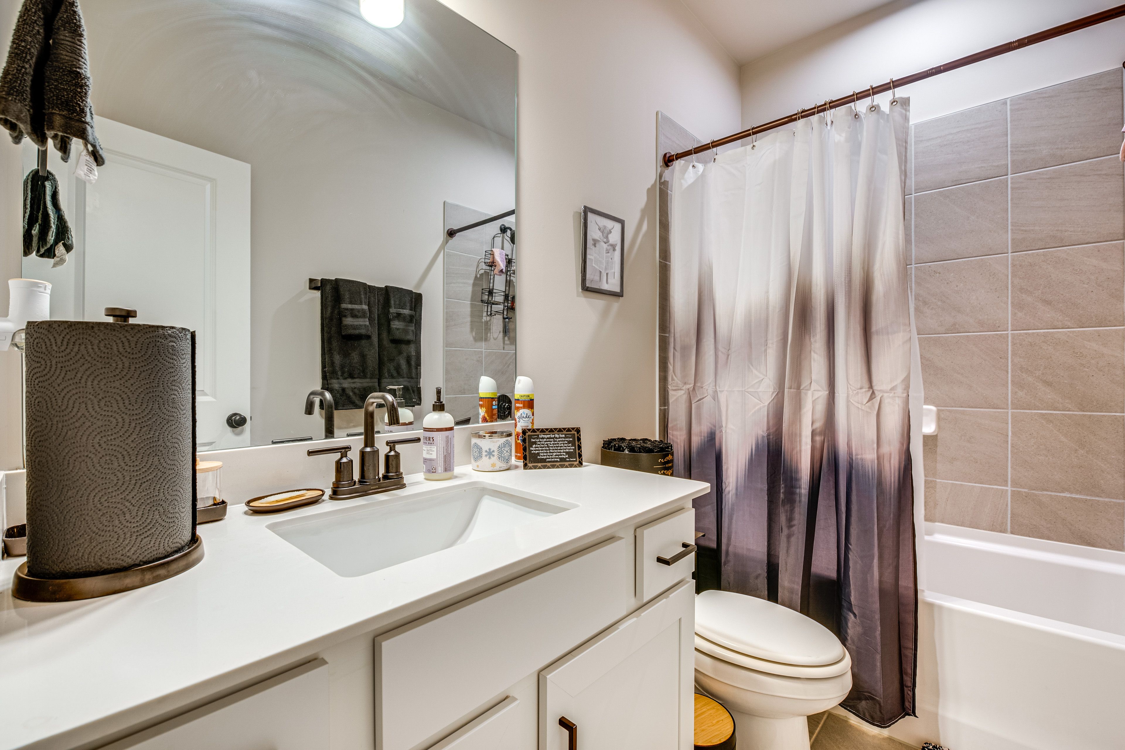 Full Bathroom | 1st Floor | Towels Provided