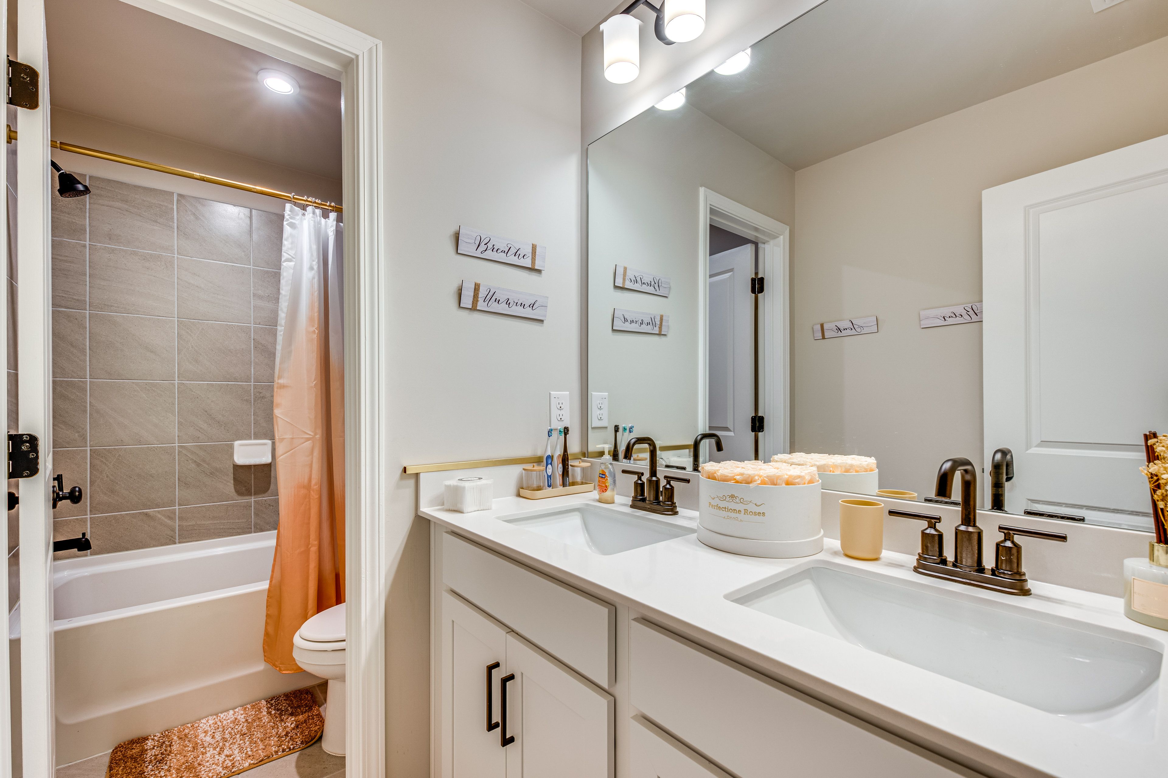 Full Bathroom | 2nd Floor
