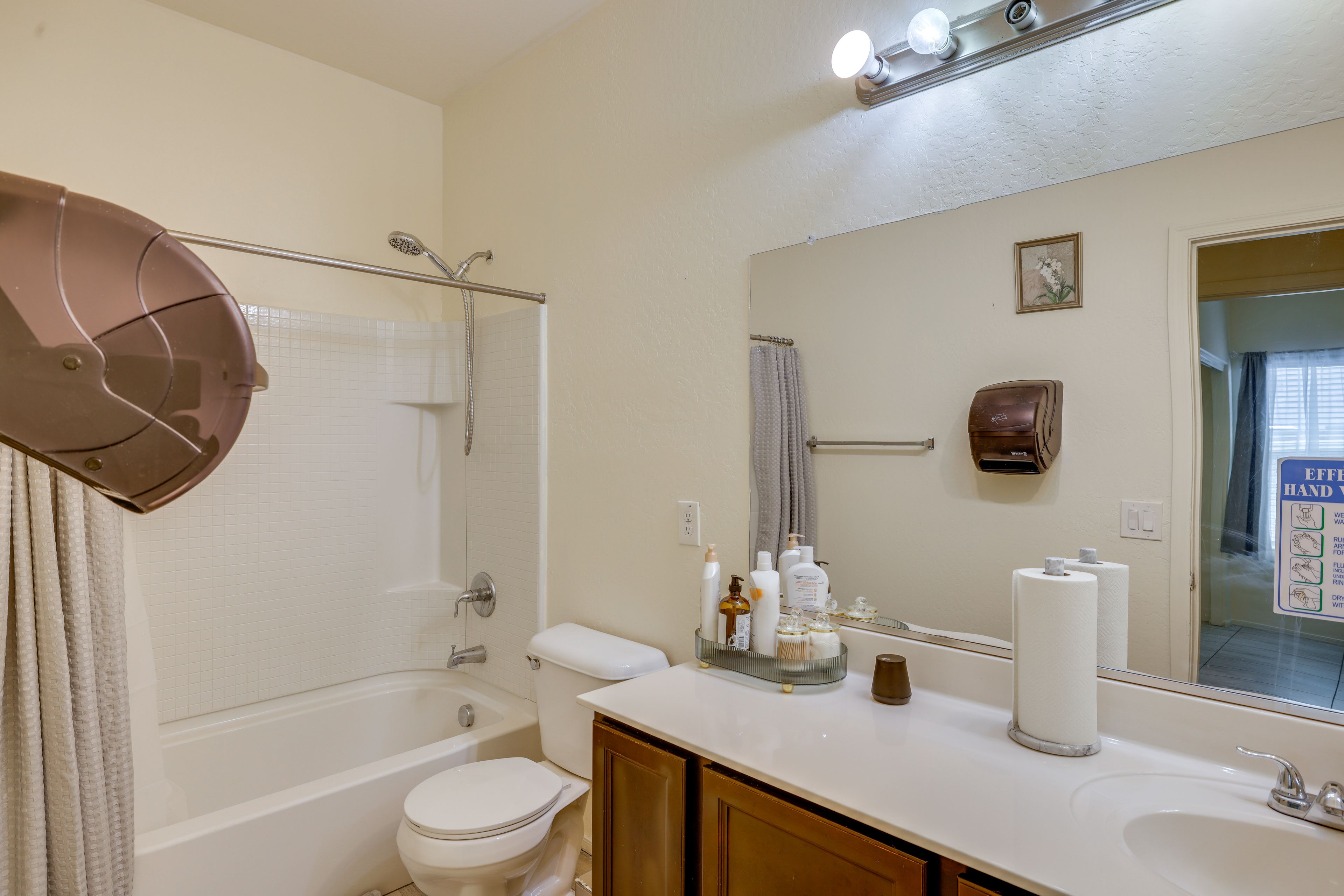 Full Bathroom | Towels Provided