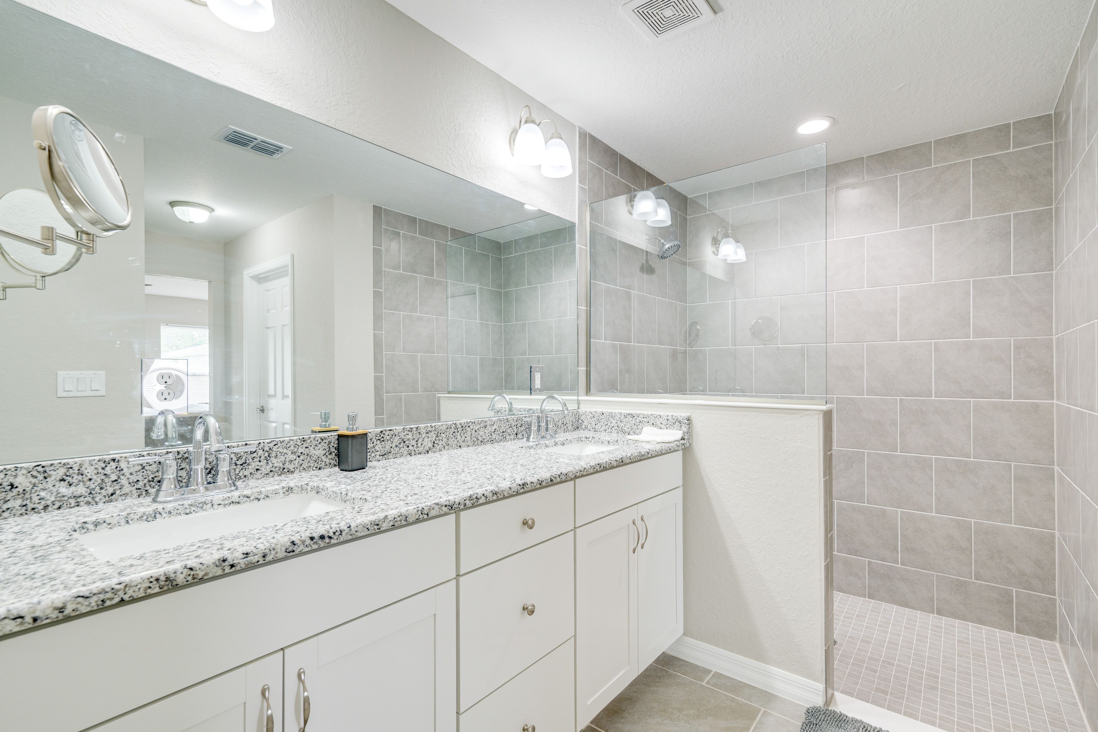 Full Bathroom | Towels Provided