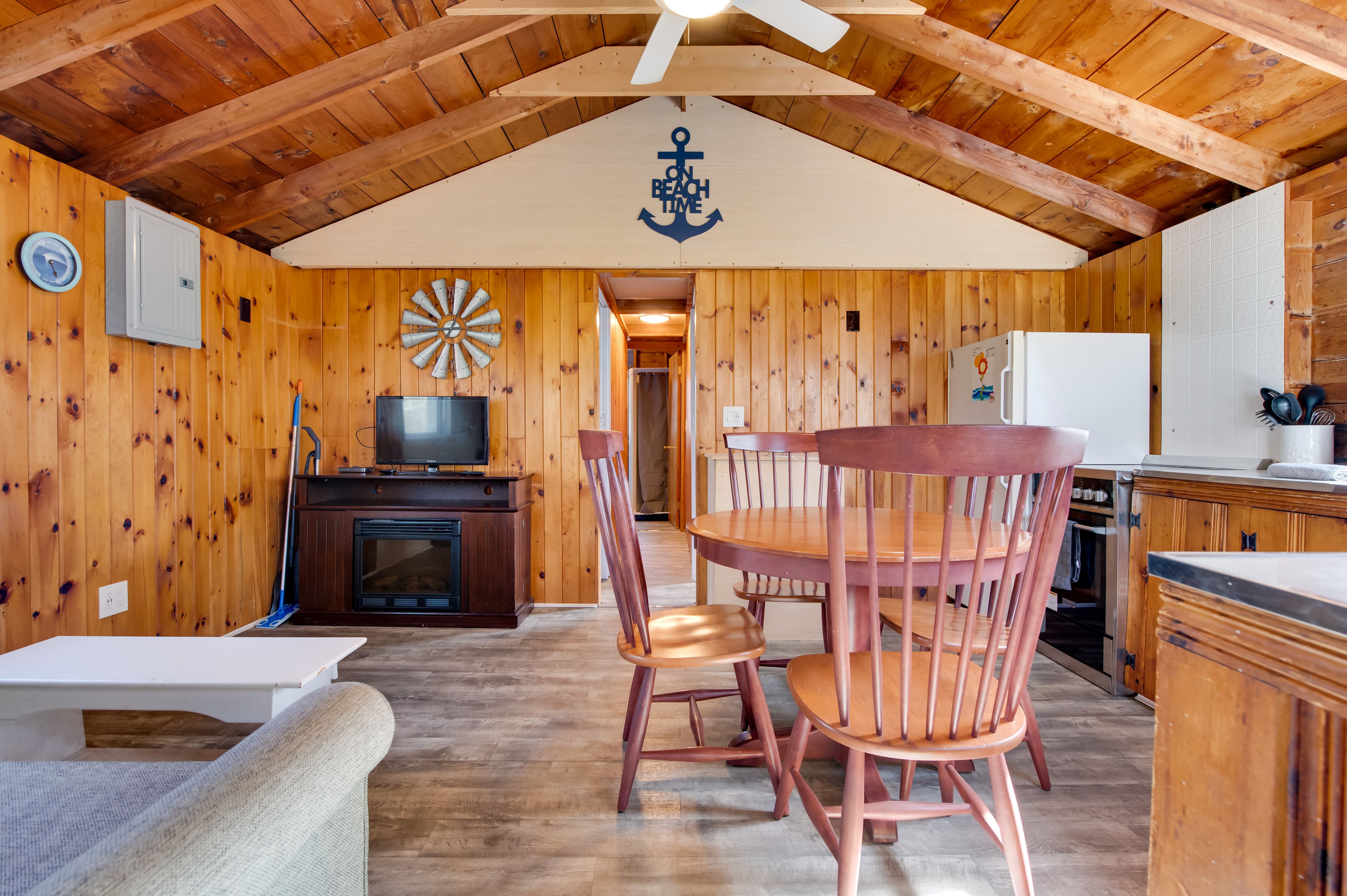 Dining Area | Dishware/Flatware Provided
