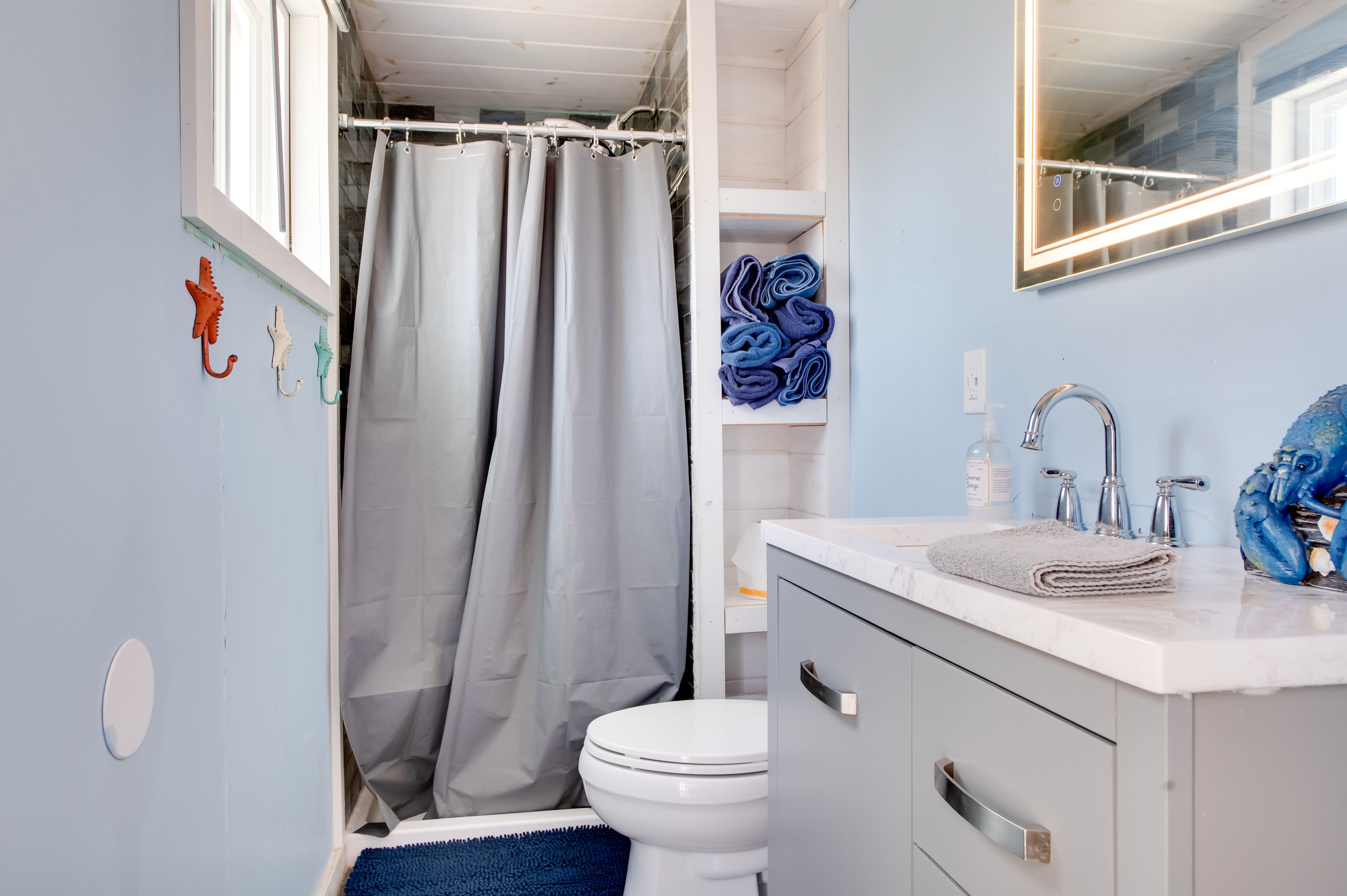 Full Bathroom | Towels Provided