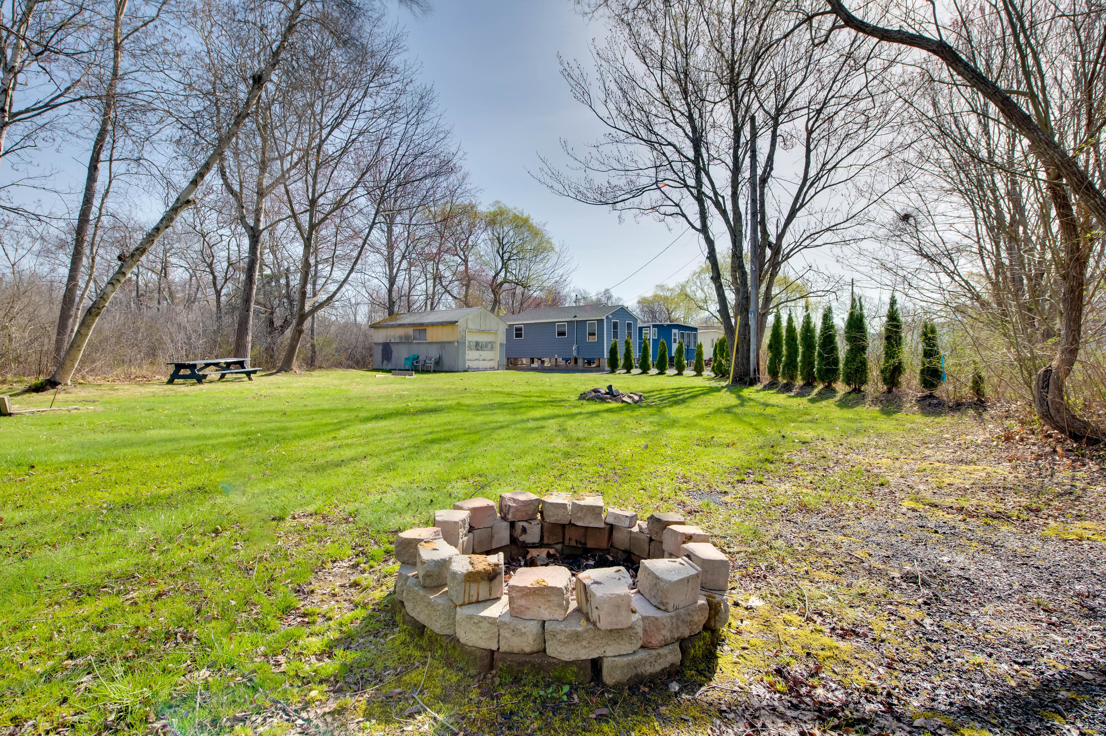 Shared Yard | 2 Fire Pits | Horseshoe Pits | Picnic Table
