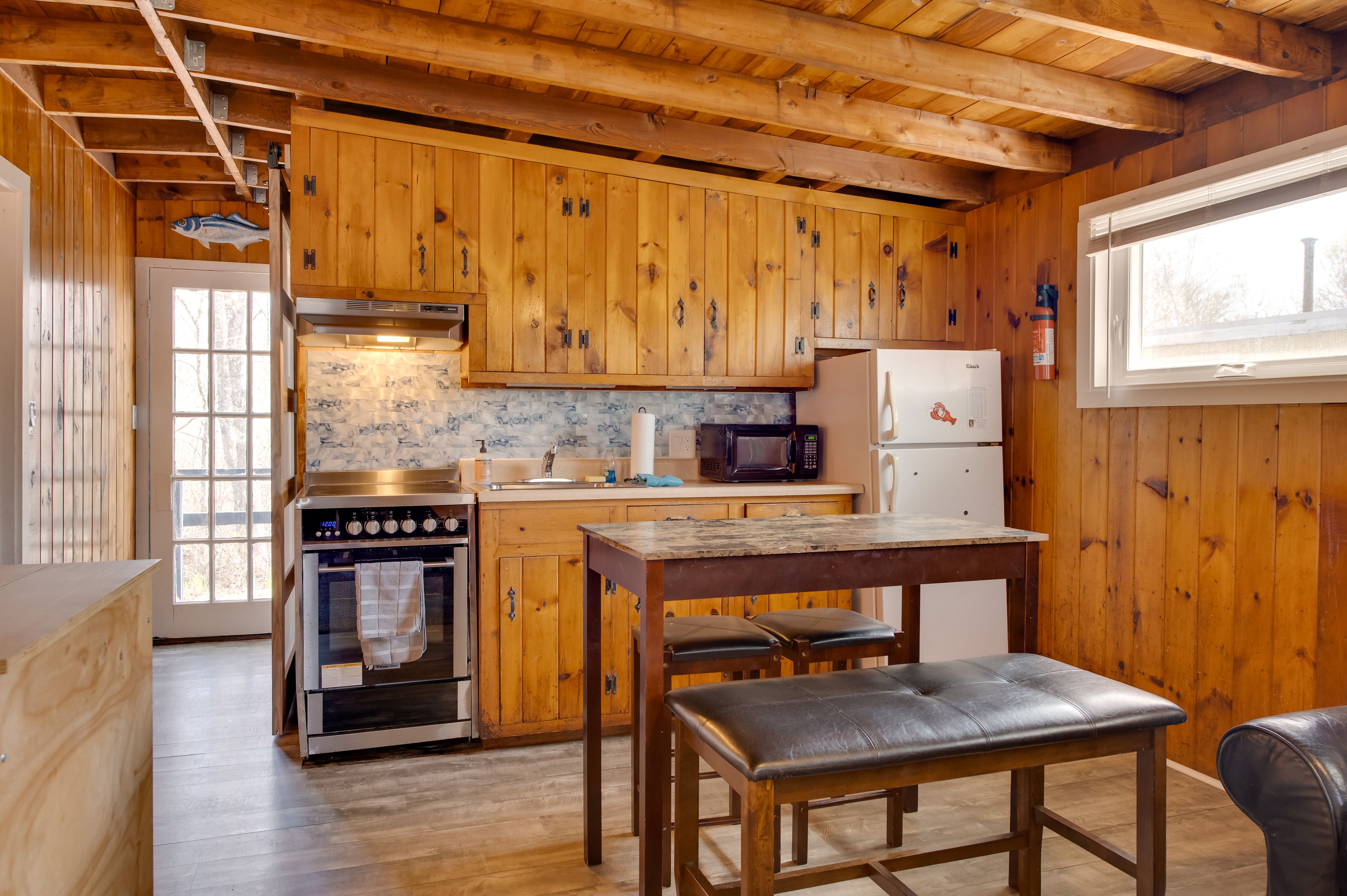 Dining Area | Dishware/Flatware Provided