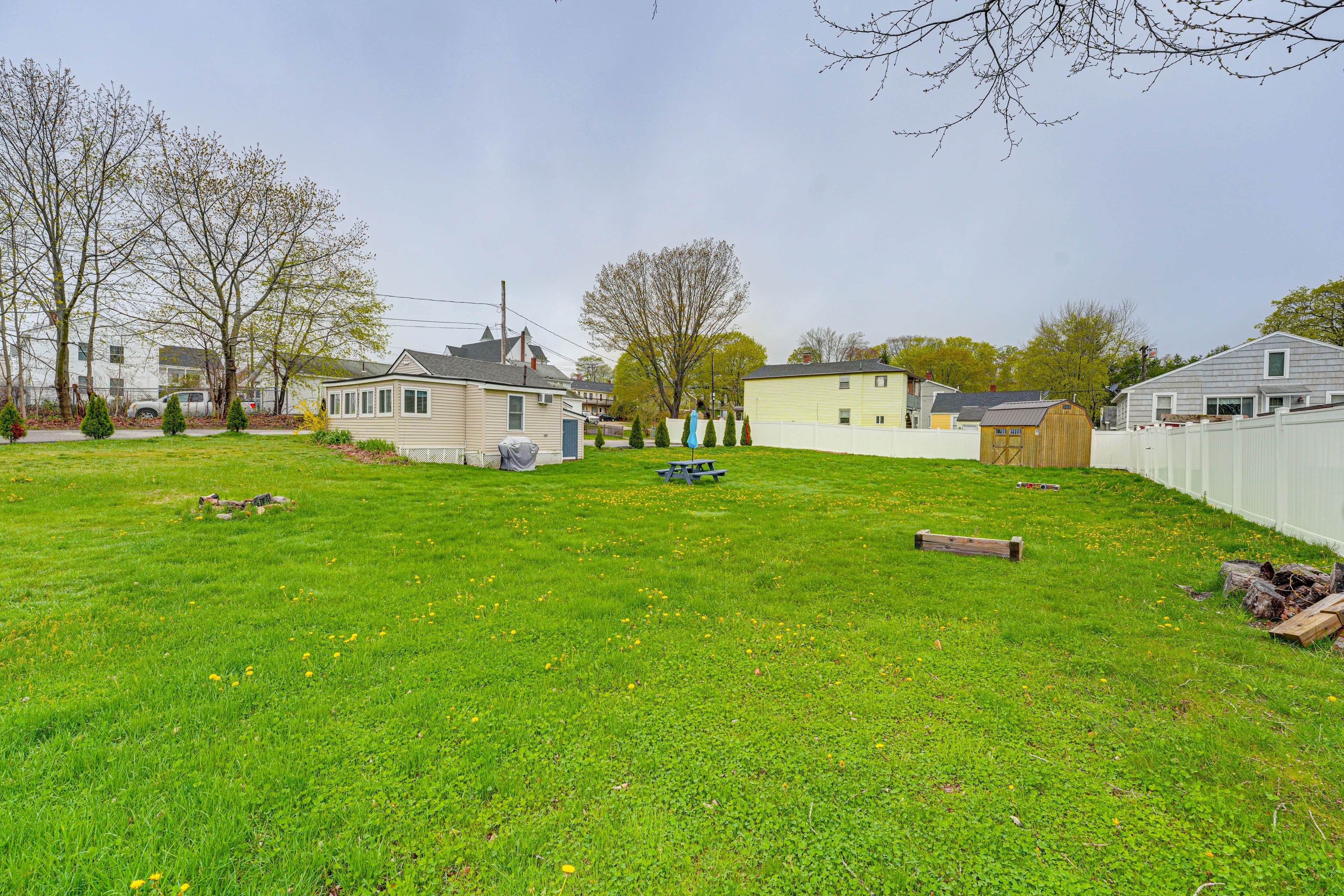 Spacious Yard | Fire Pit | Grill | Lawn Games