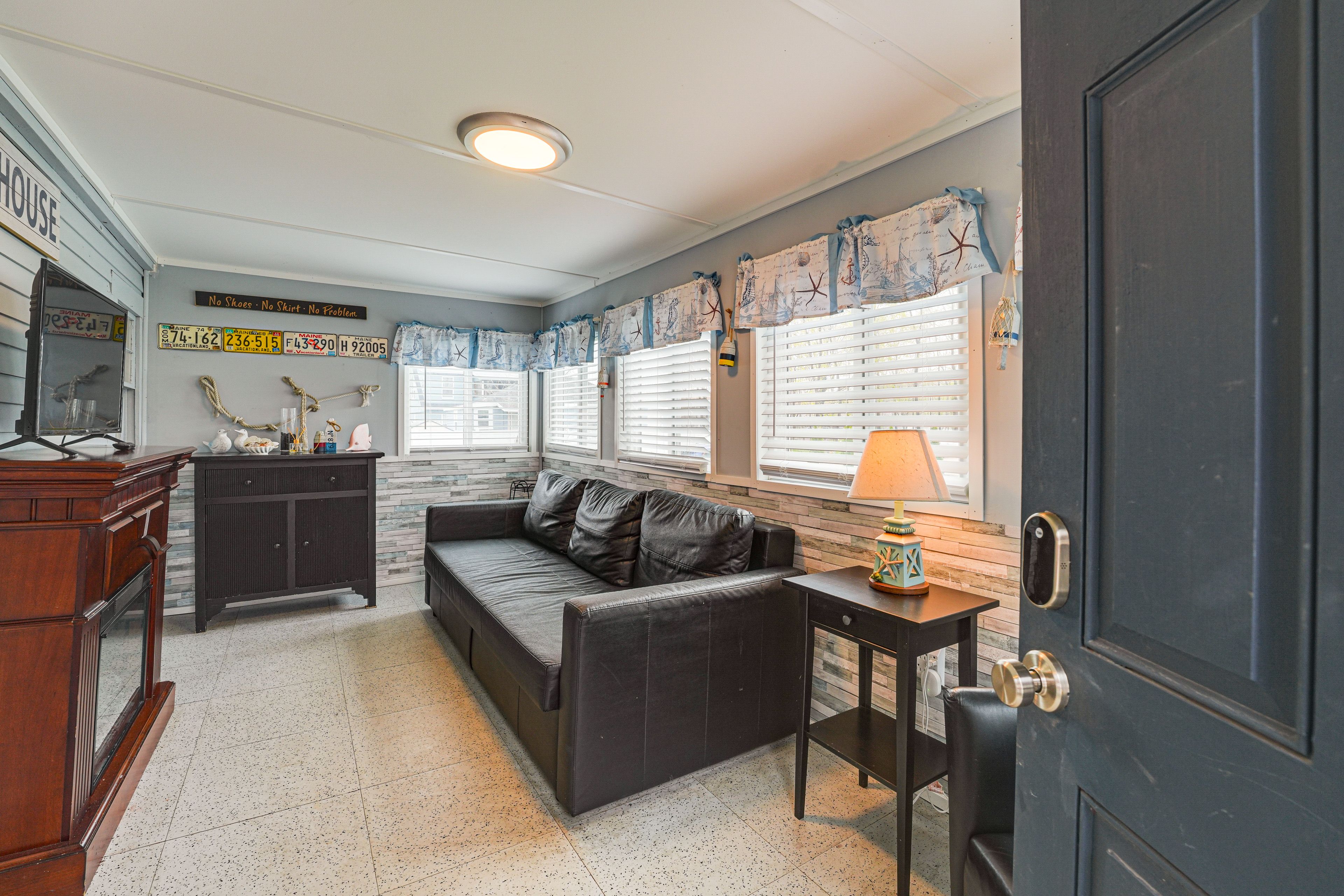 Living Room | Free WiFi | Smart TV | Fireplace | Futon