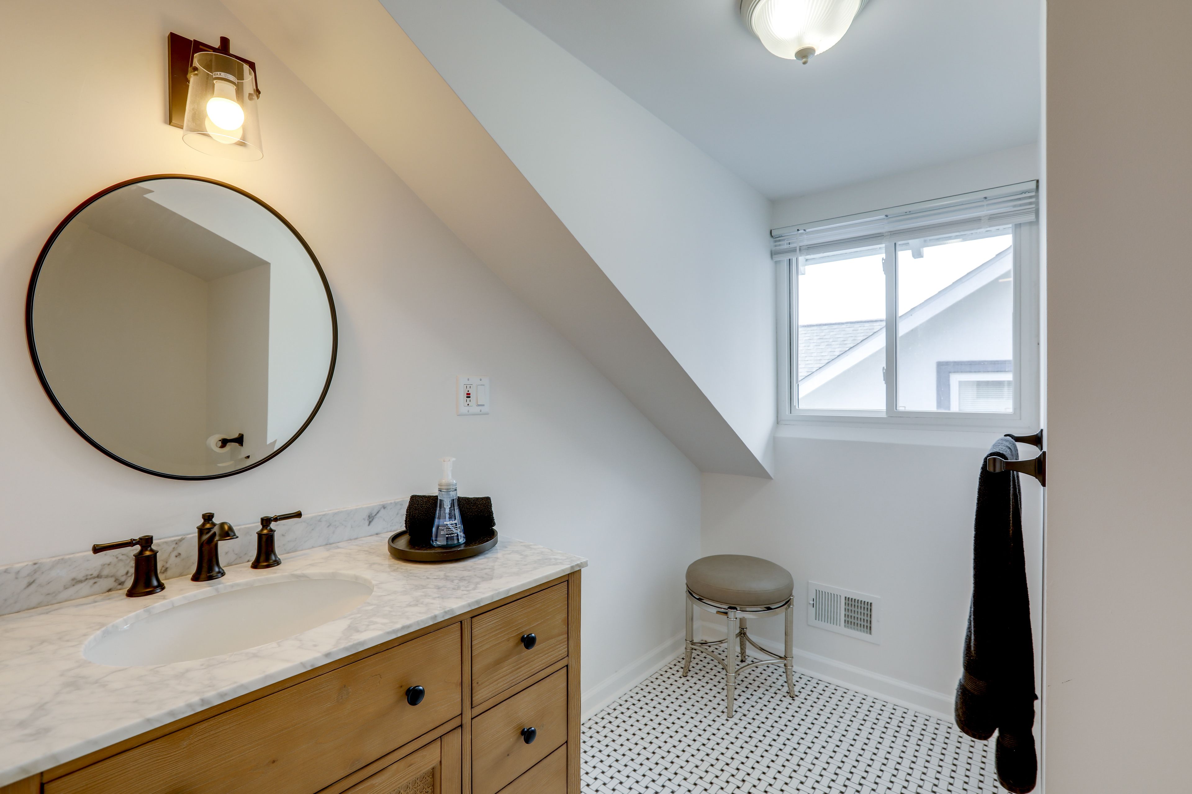Full Bathroom | 2nd Floor