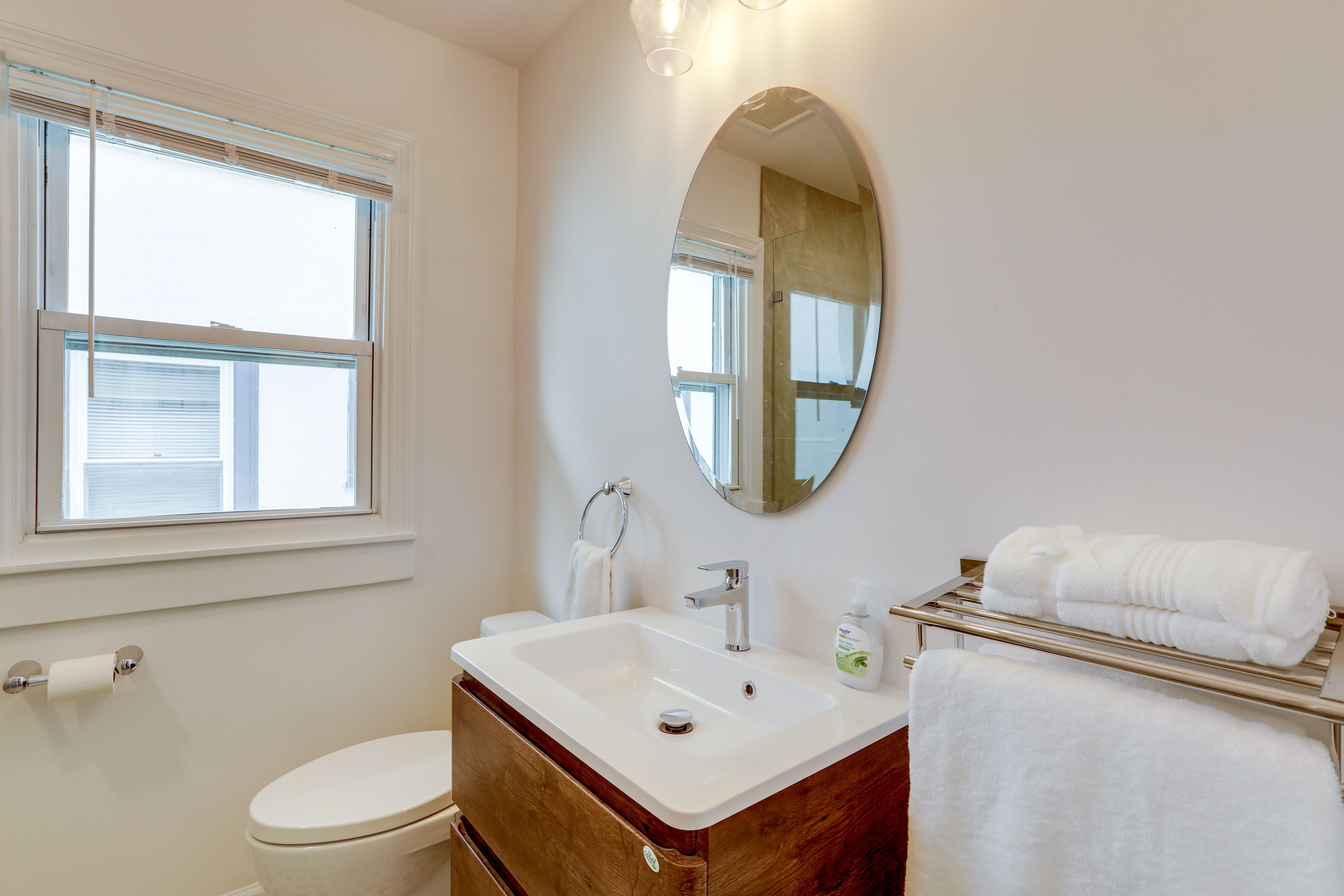 Full Bathroom | 1st Floor | Complimentary Toiletries | Hair Dryer