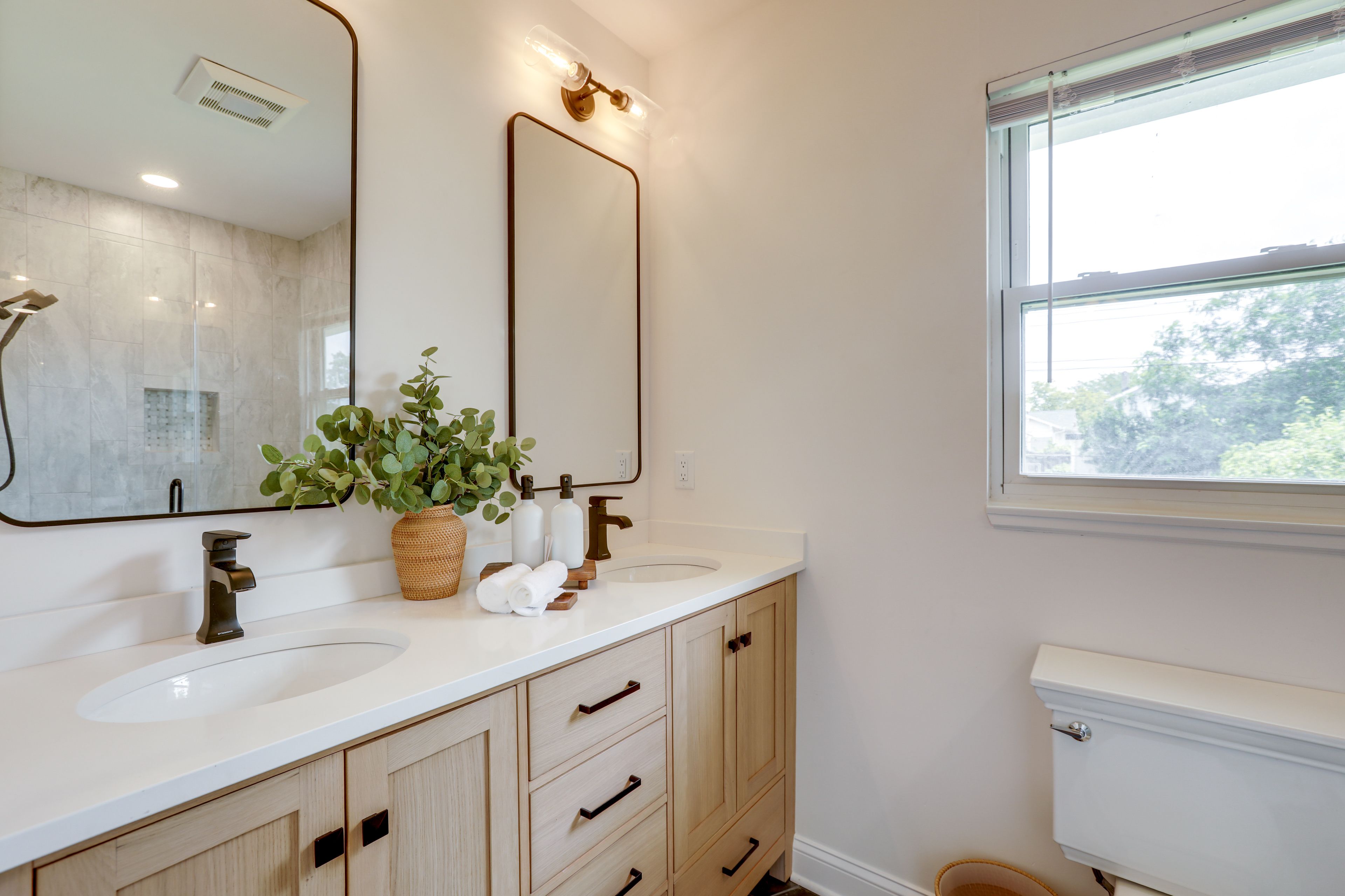 Full Bathroom | 1st Floor | Towels Provided