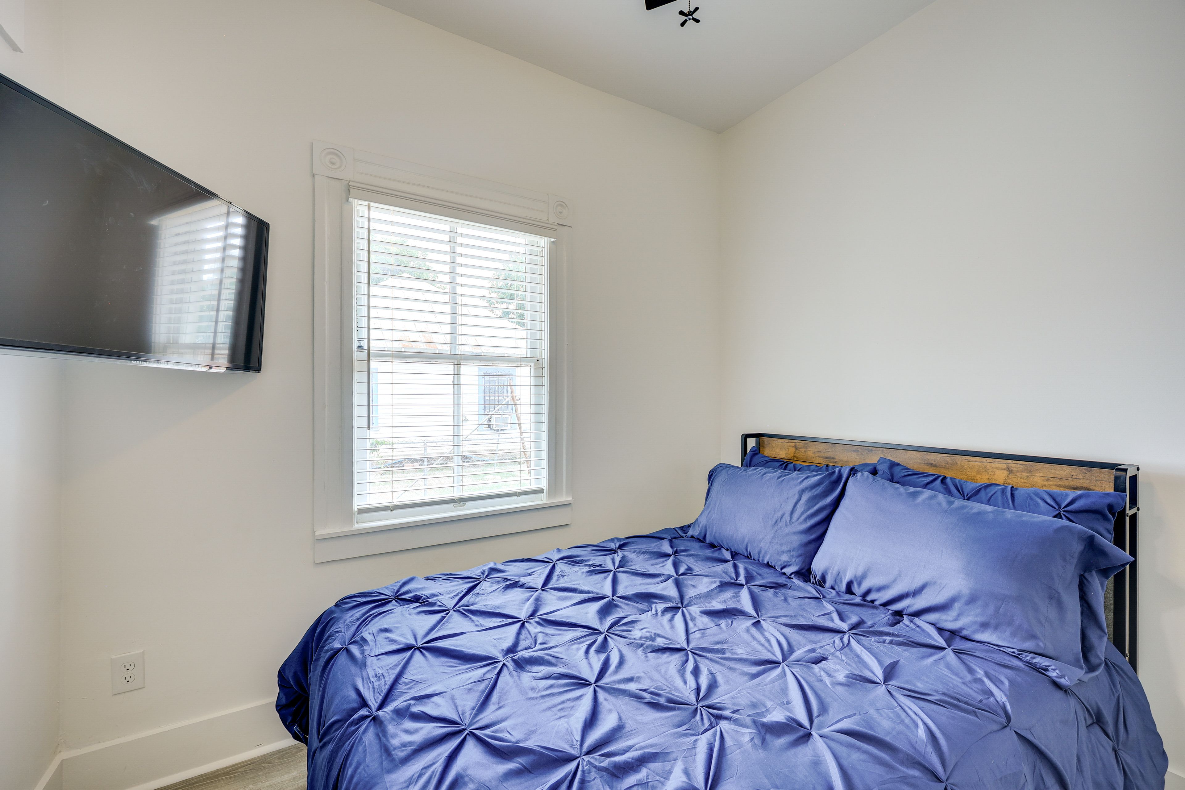 Bedroom 2 | Full Bed | Smart TV | En-Suite Bathroom