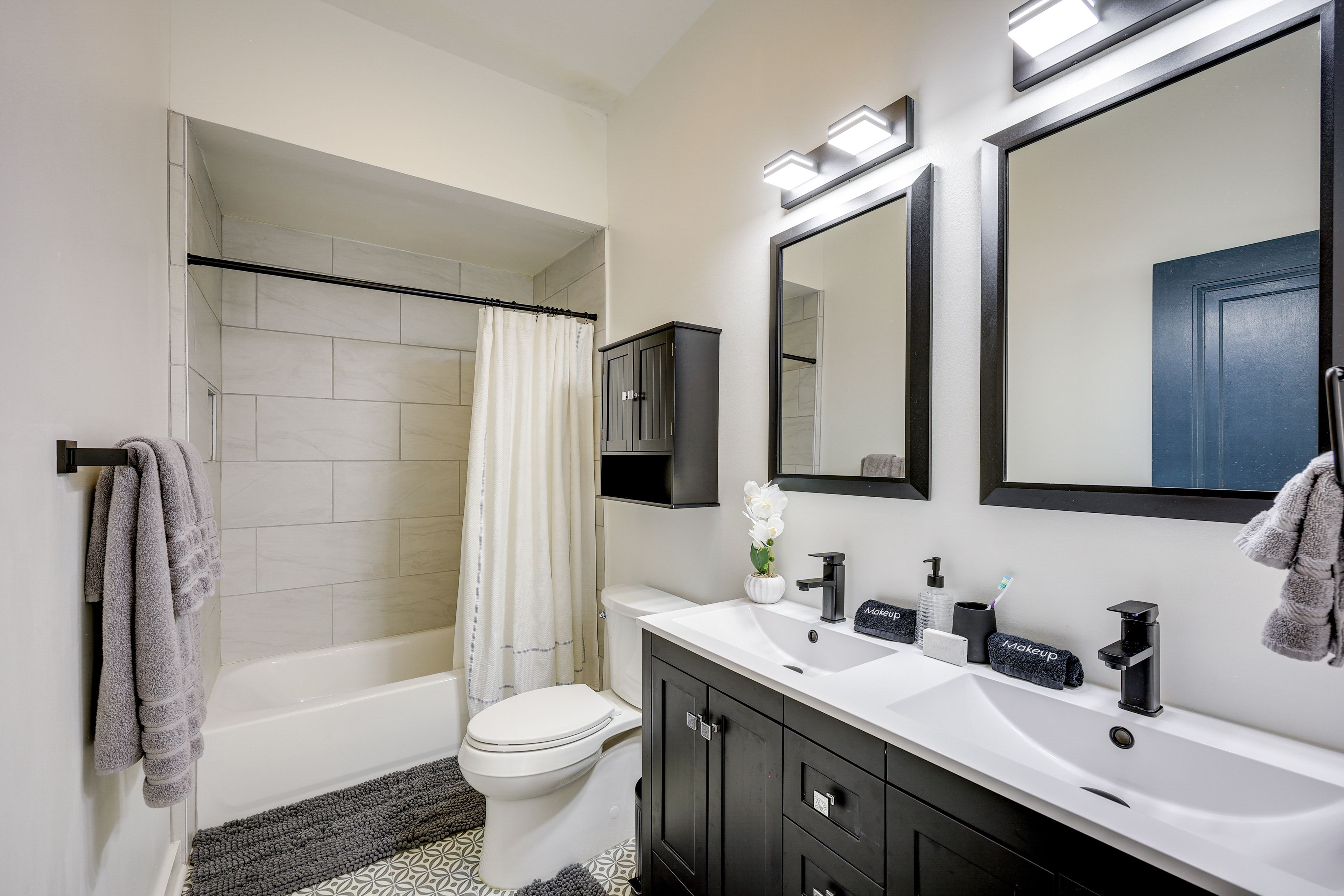 Full Bathroom | Towels & Linens Provided
