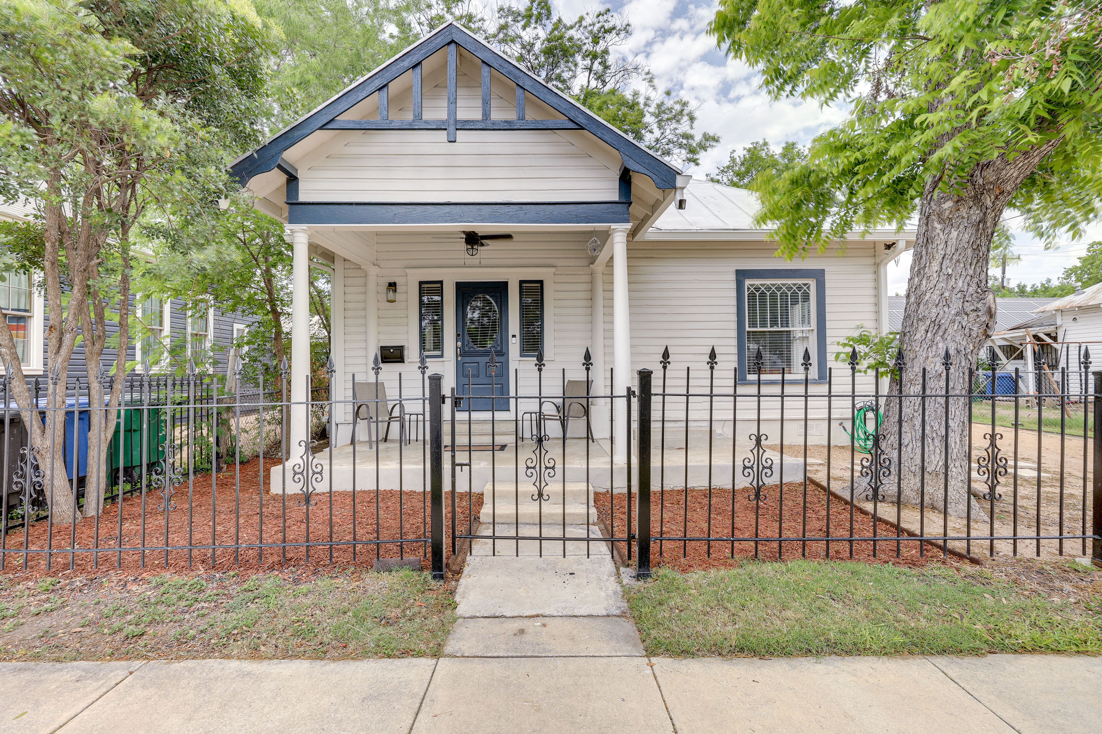 San Antonio Vacation Rental | 2BR | 2BA | 1,100 Sq Ft | 6 Steps Required