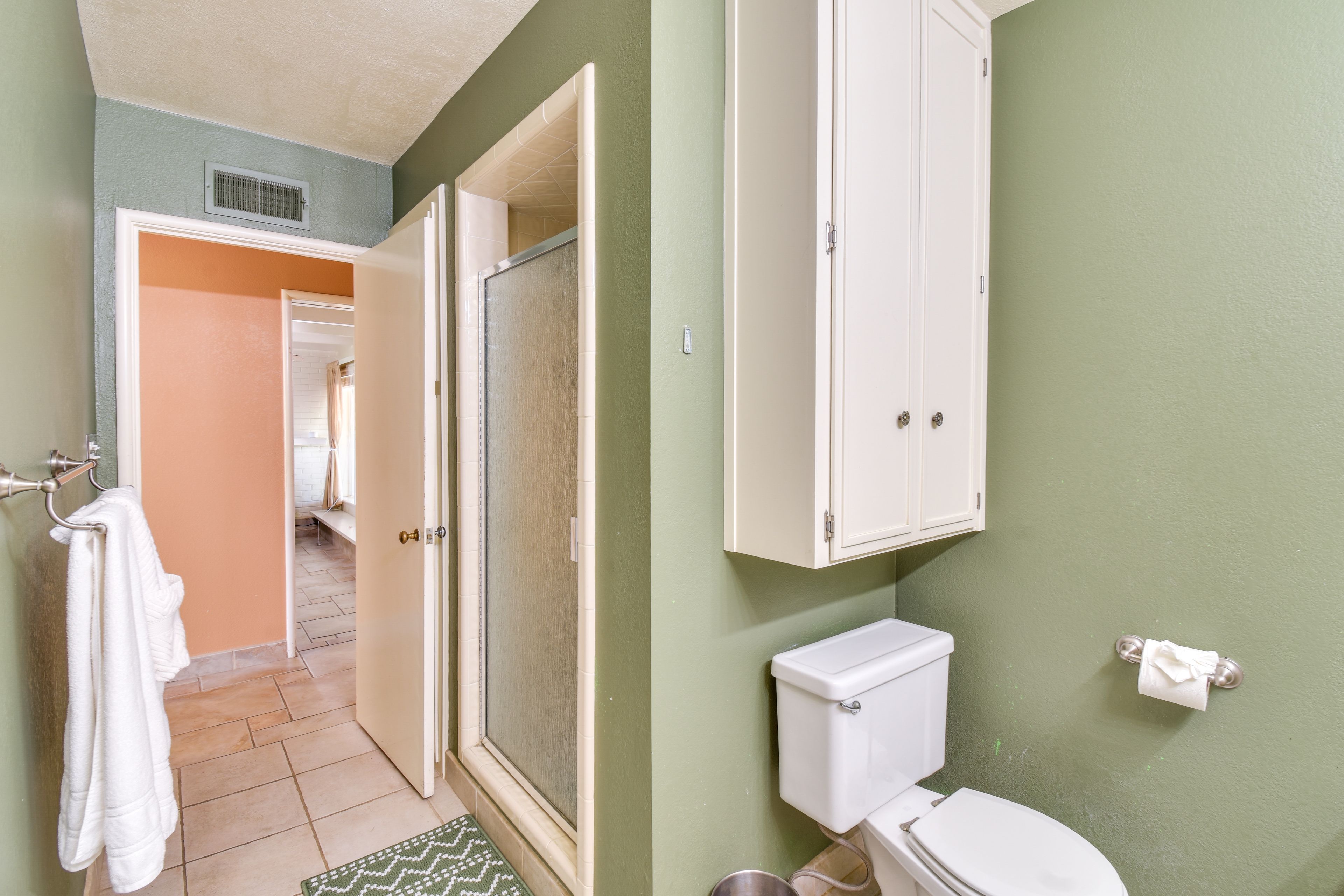 Full Bathroom | Towels Provided