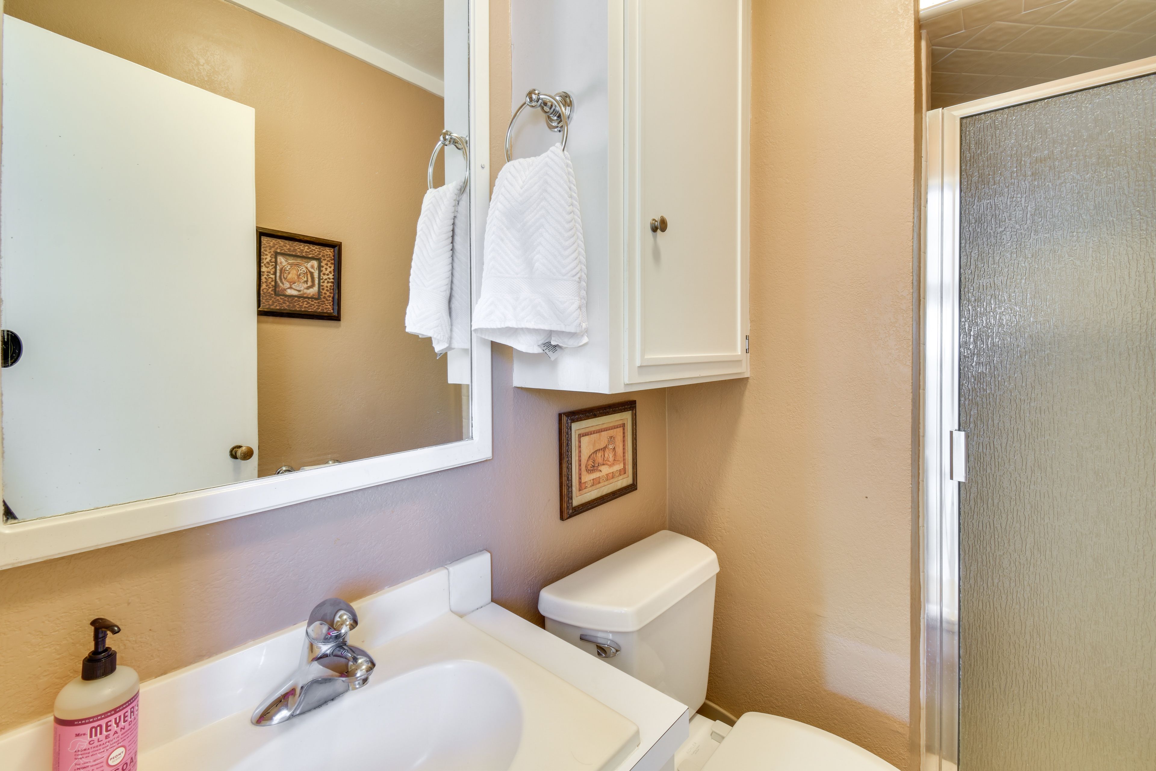 Full Bathroom | Towels Provided