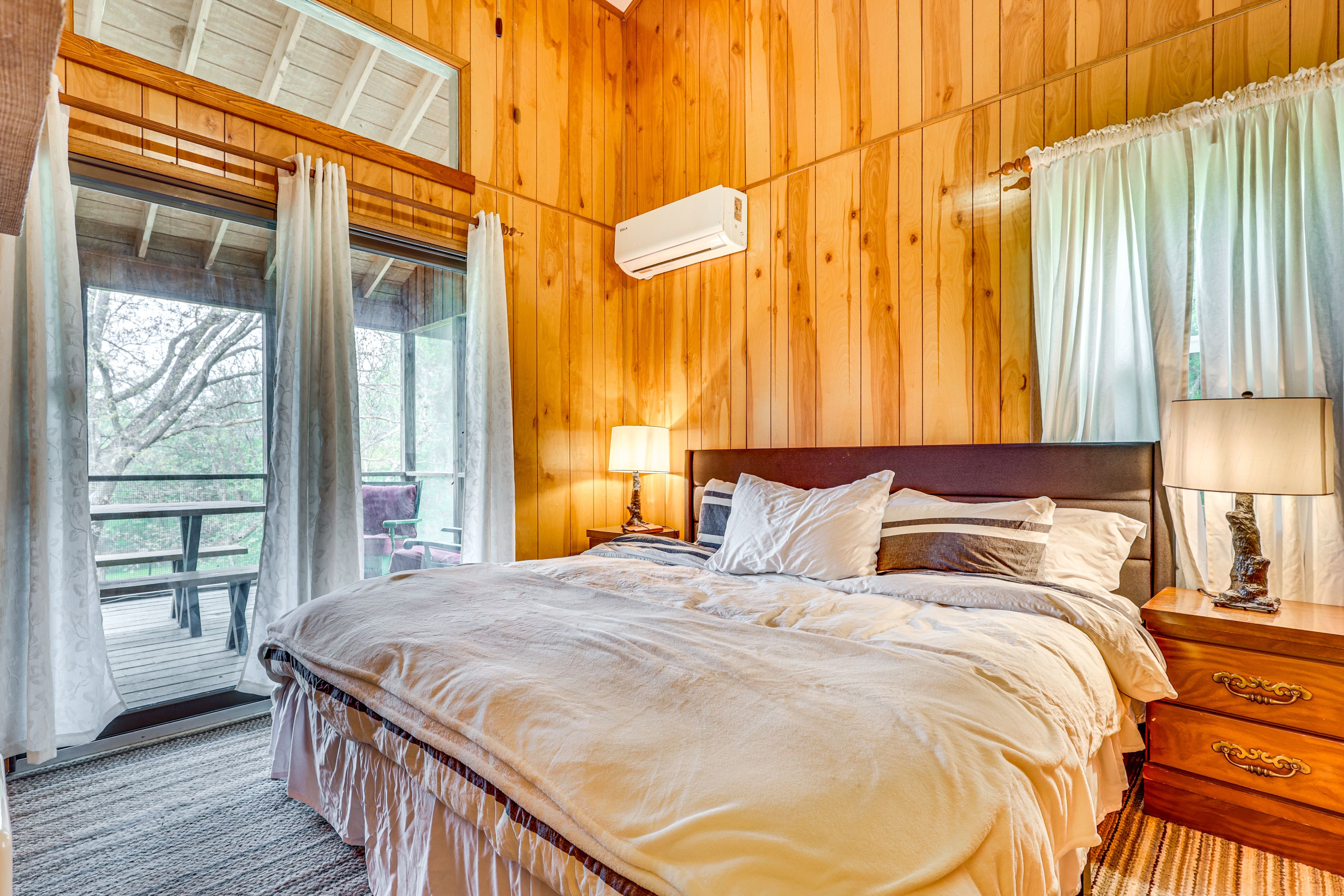 Bedroom 1 | 1st Floor | King Bed | Smart TV | Linens Provided