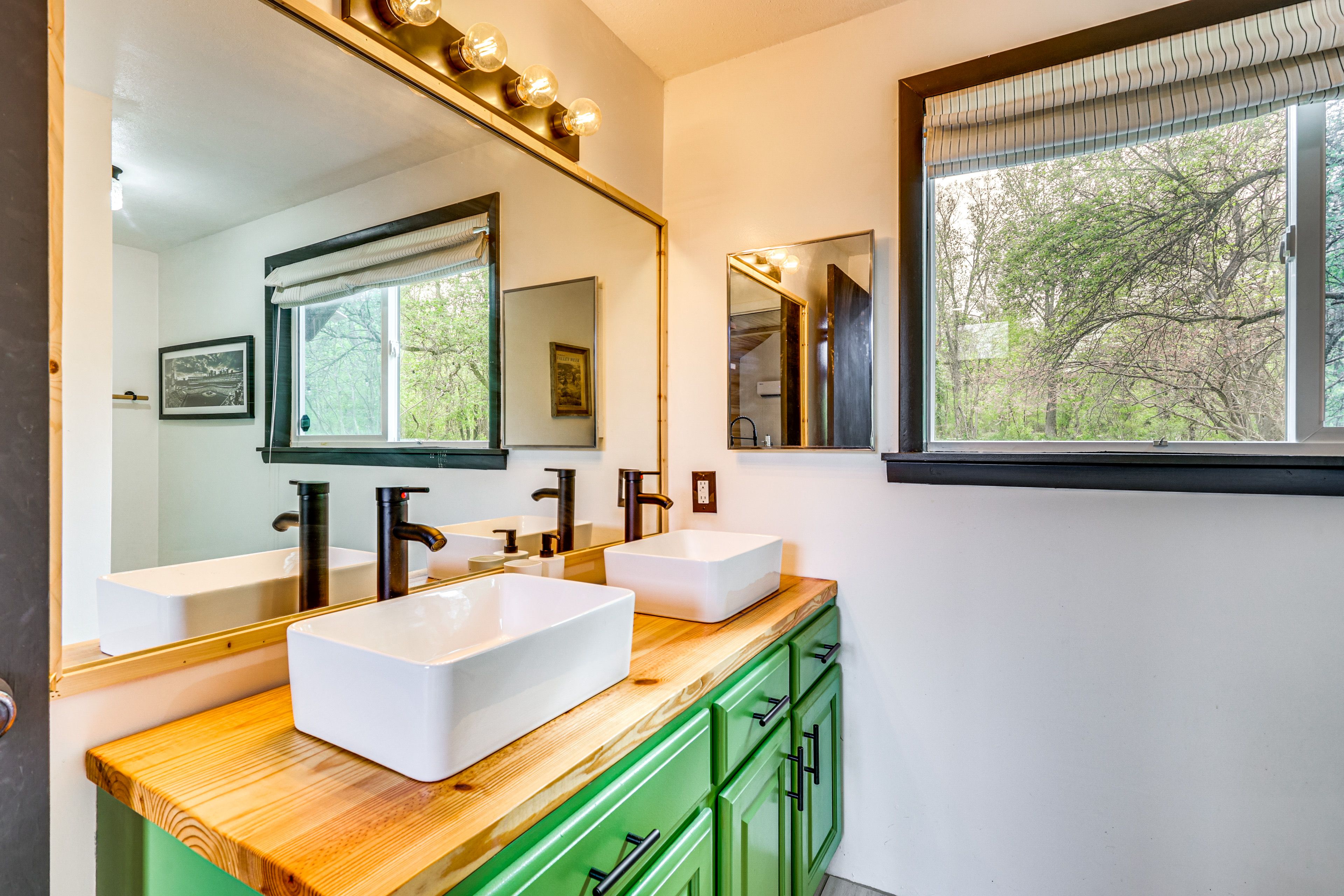 Full Bathroom | 1st Floor | Complimentary Toiletries | Hair Dryer