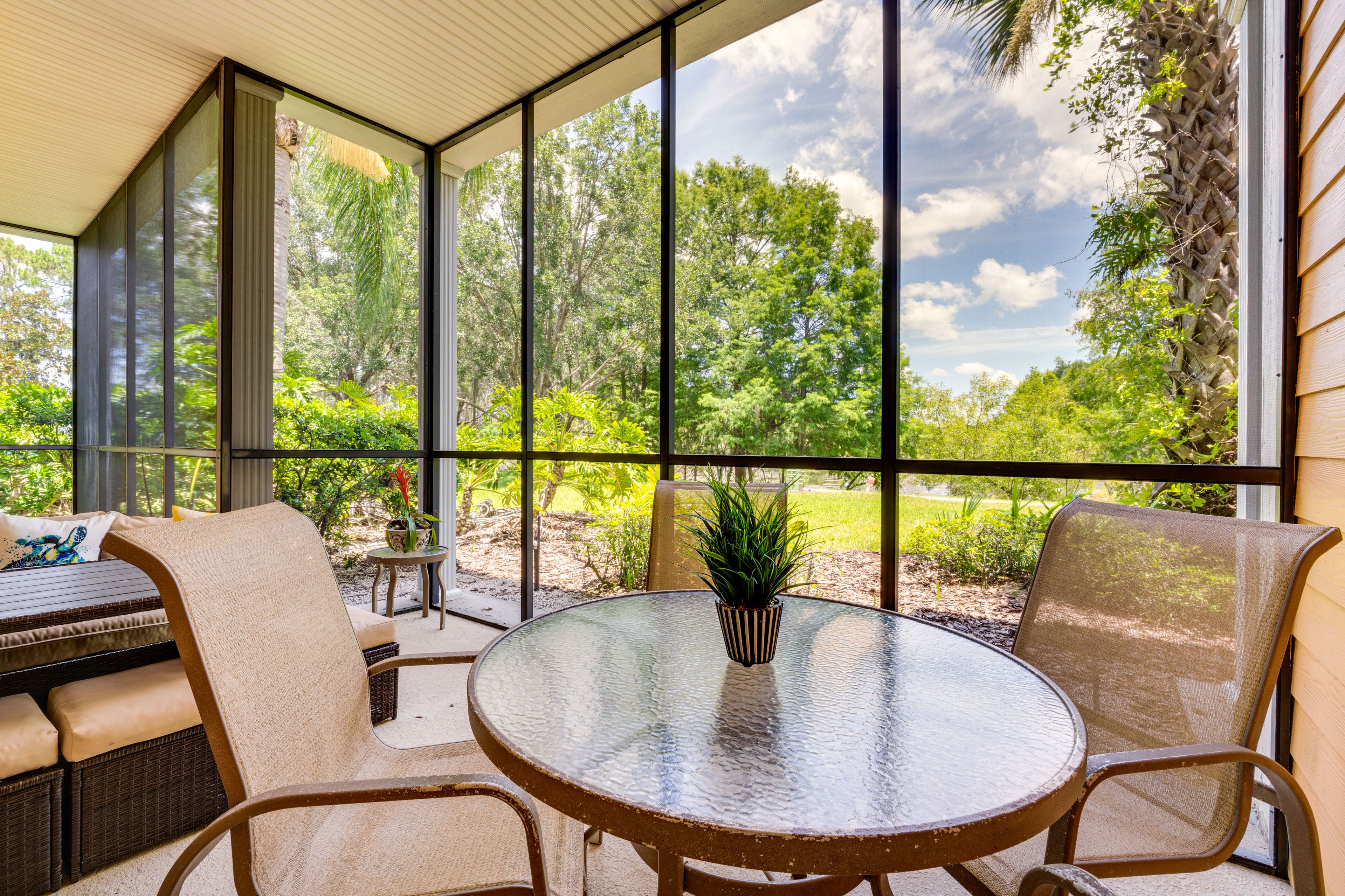 Screened-In Patio | Dining Area | Seating