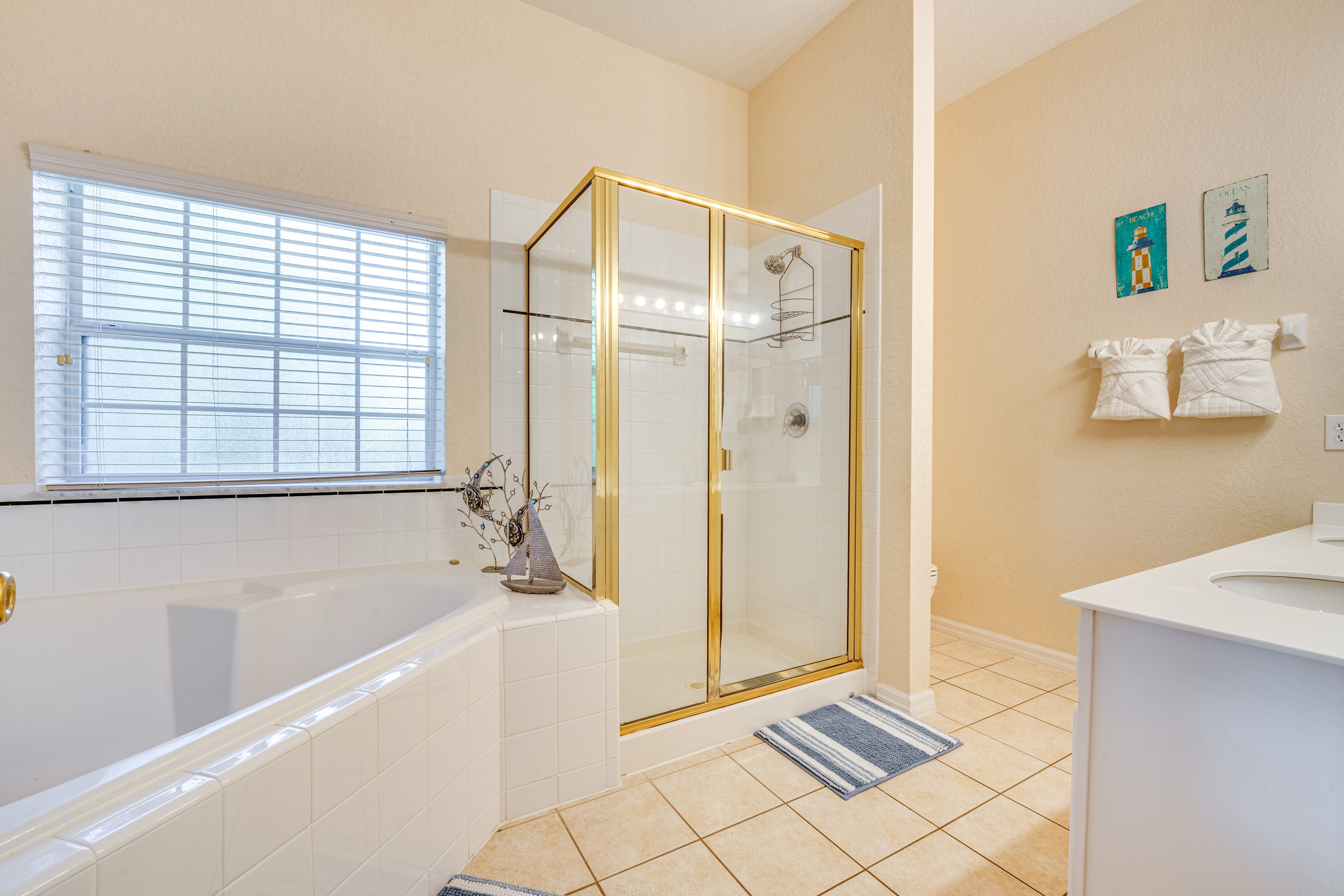 En-Suite Bathroom | Towels Provided