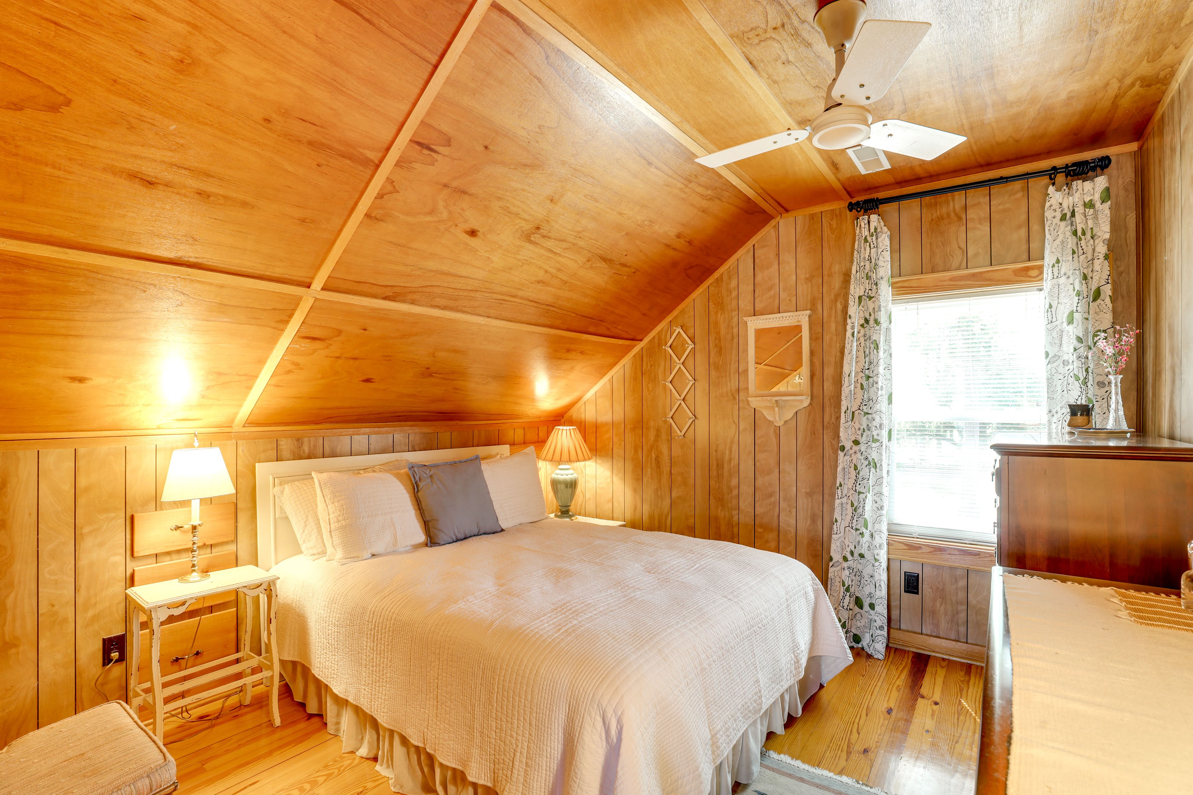 Bedroom 2 | Queen Bed | 3rd Floor