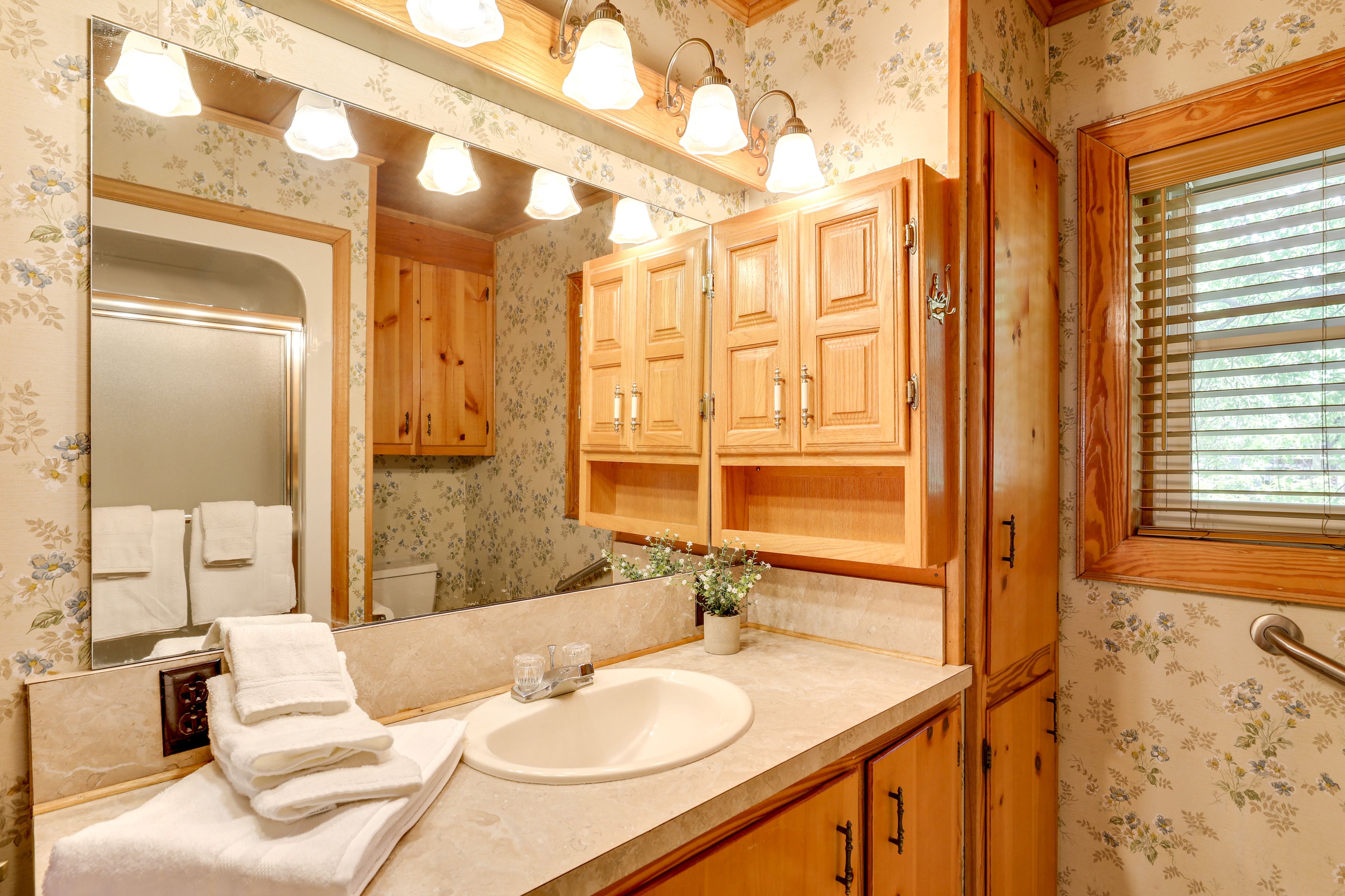 Full Bathroom | Towels Provided | 2nd Floor