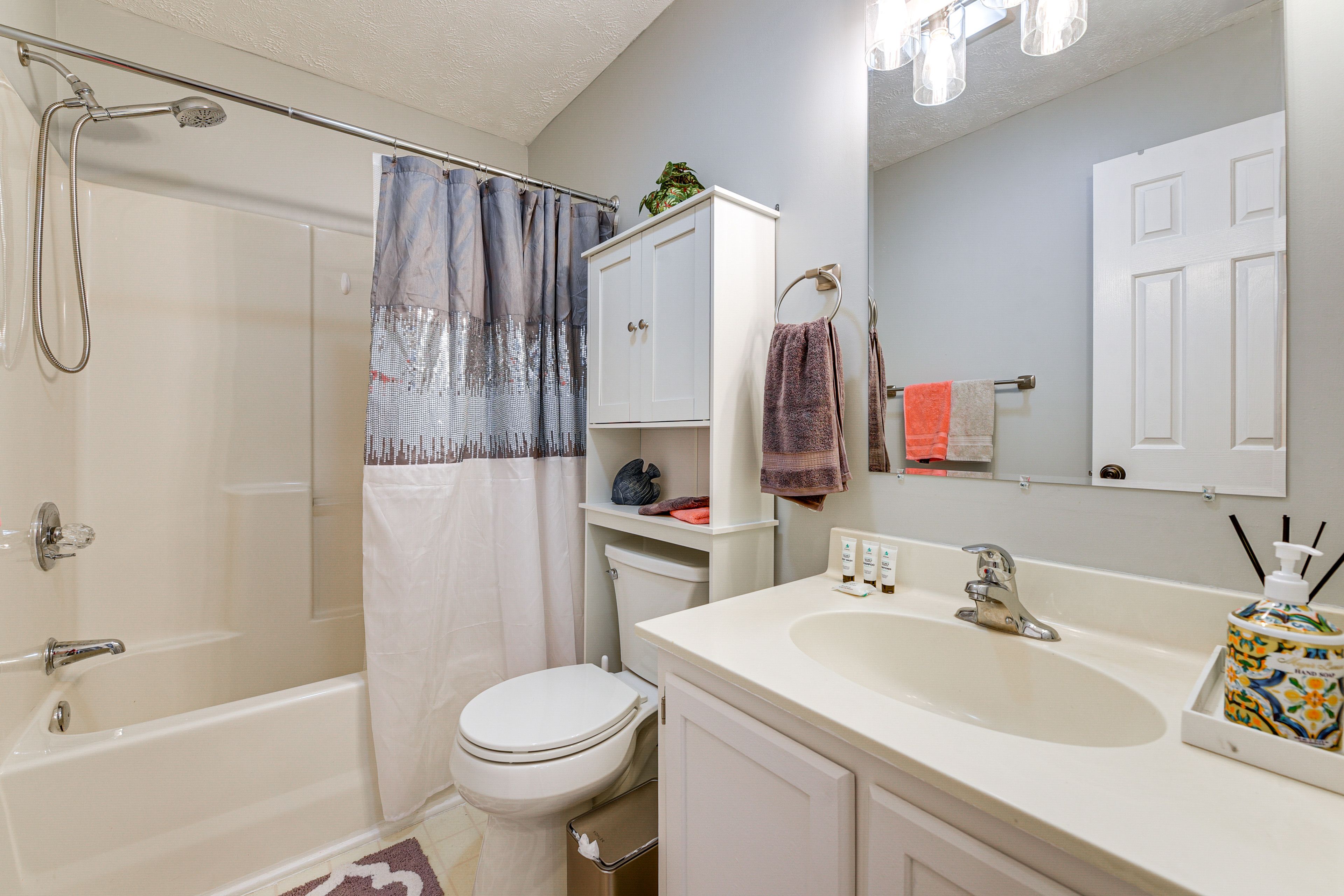 Full Bathroom | Shower/Tub Combo
