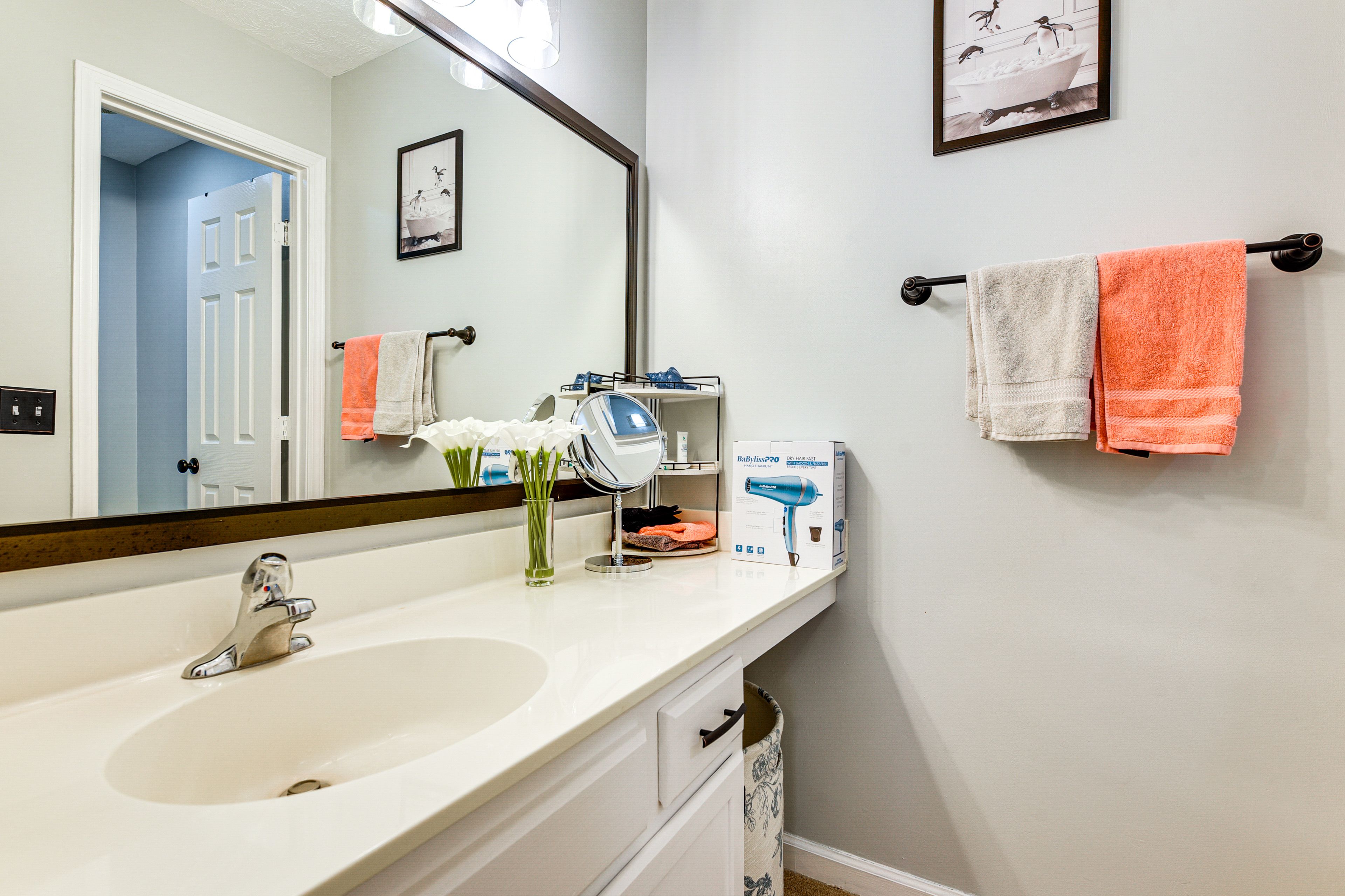 Full Bathroom | Towels Provided