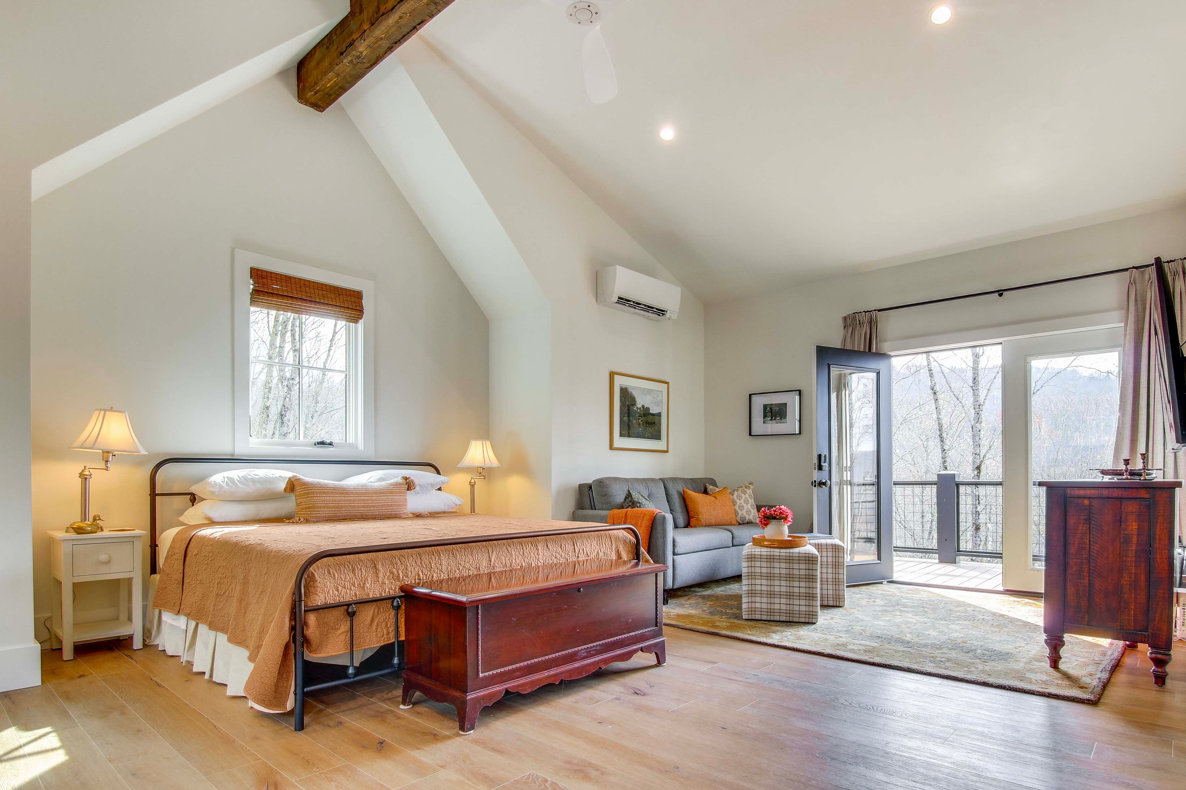 Glenville Vacation Rental | Studio | 1BA | 520 Sq Ft | Stairs Required