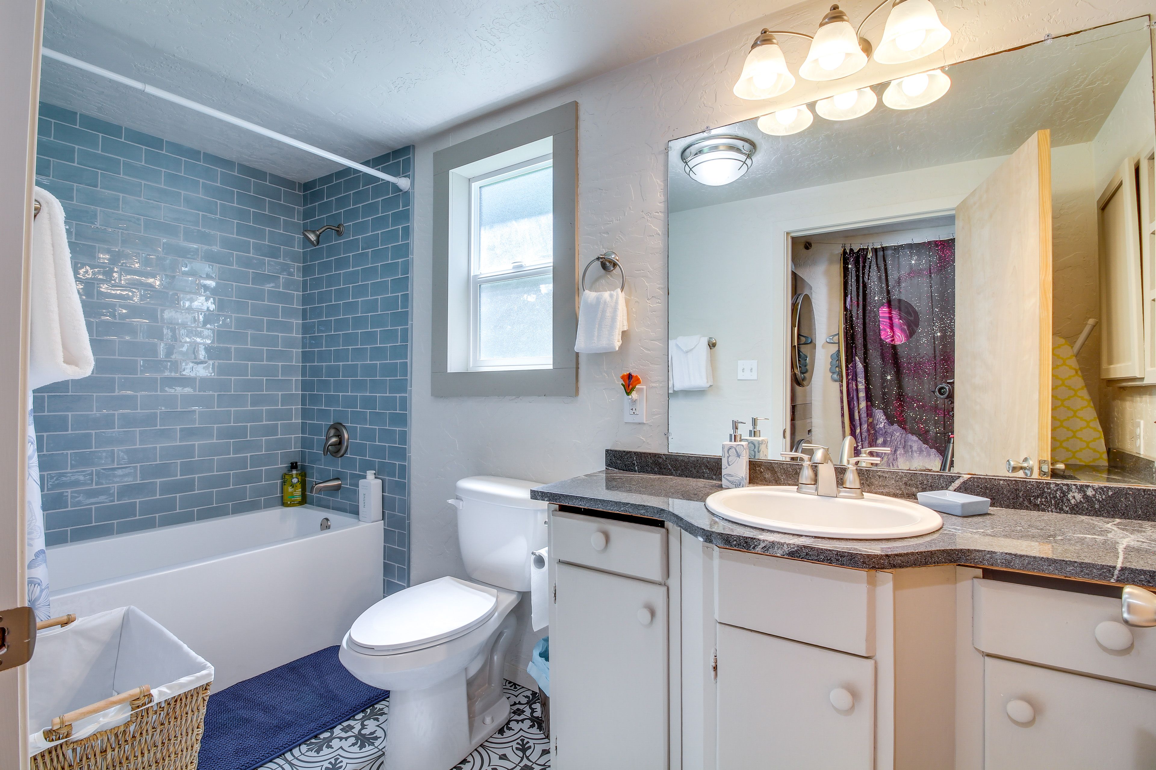 Full Bathroom | Towels Provided