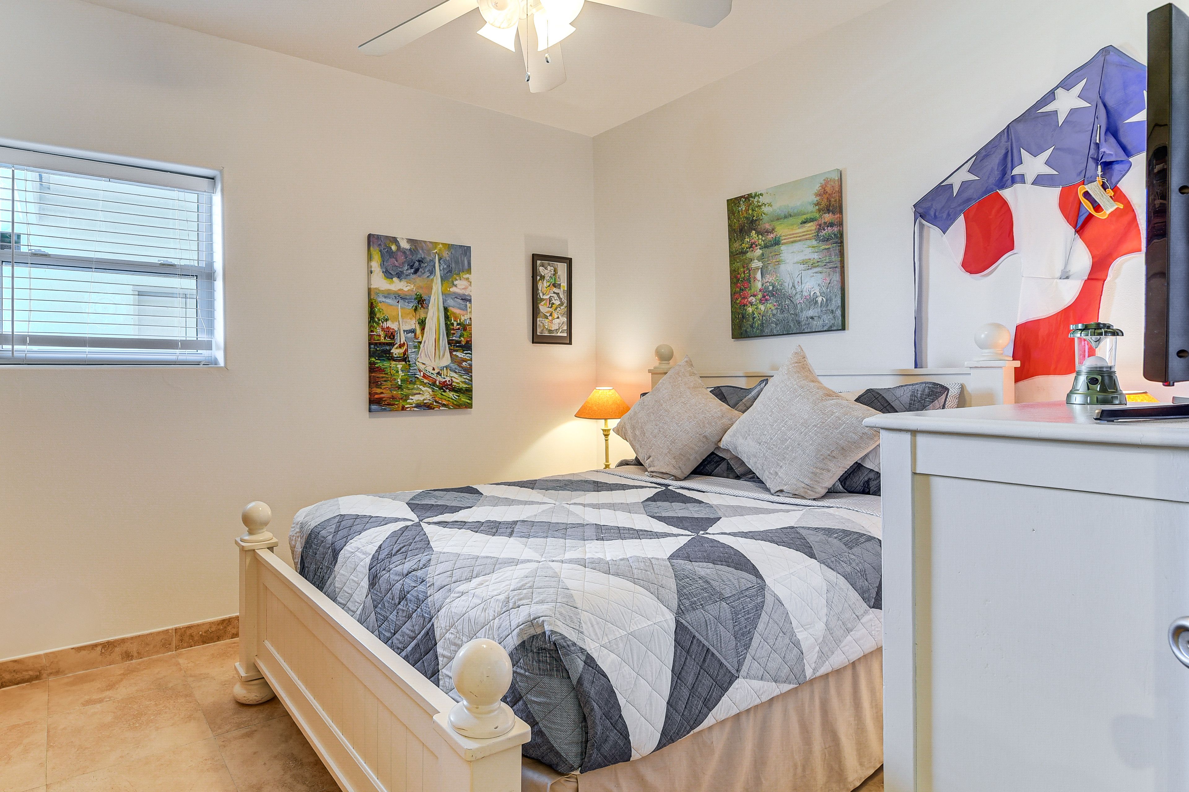 Bedroom 2 | Queen Bed | Smart TV | Beach Toys