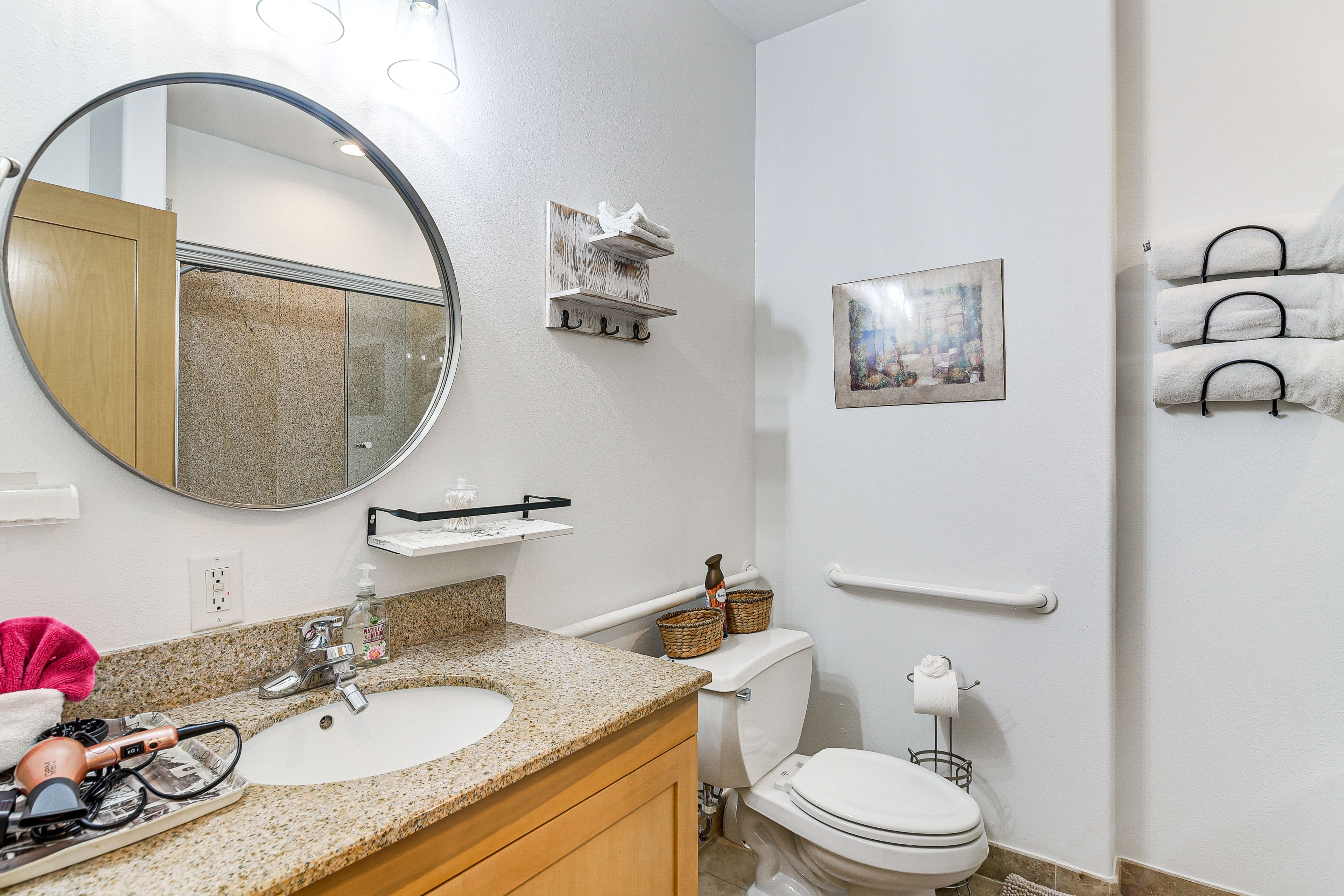 Full Bathroom | Complimentary Toiletries | Towels Provided