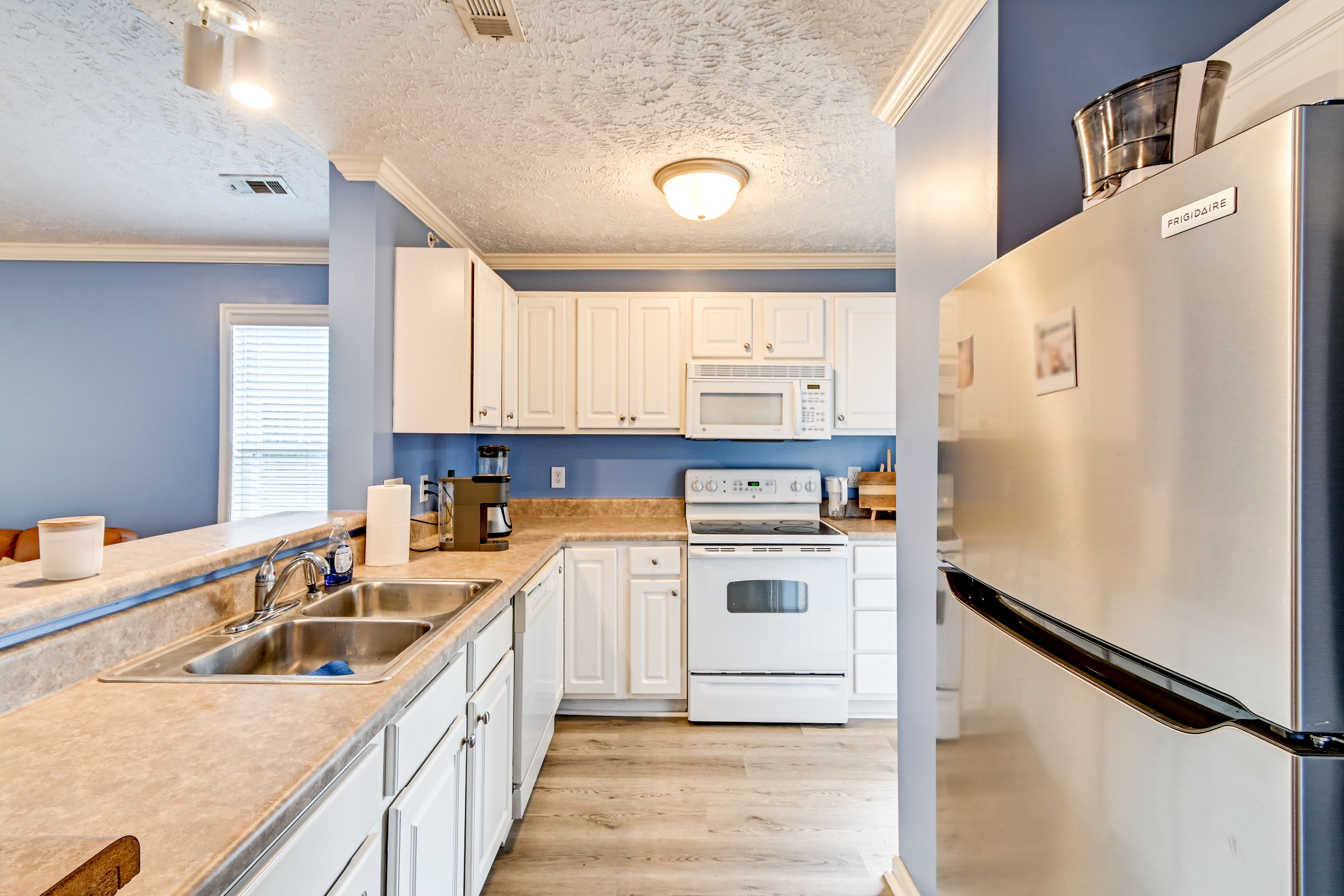 Kitchen | Single-Story Condo | Dishwasher | Keurig Coffee Maker
