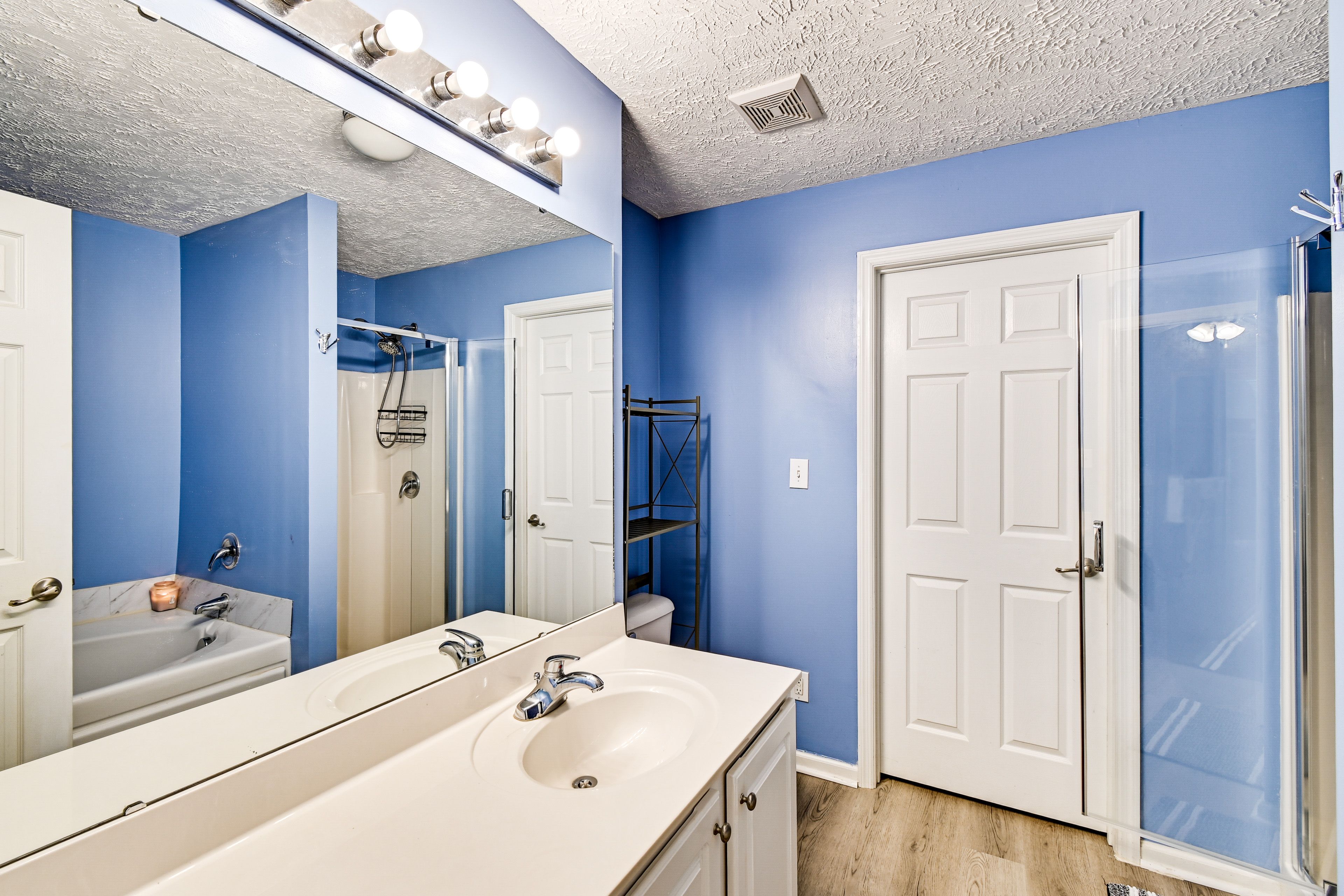 En-Suite Bathroom | Towels Provided | Jetted Tub
