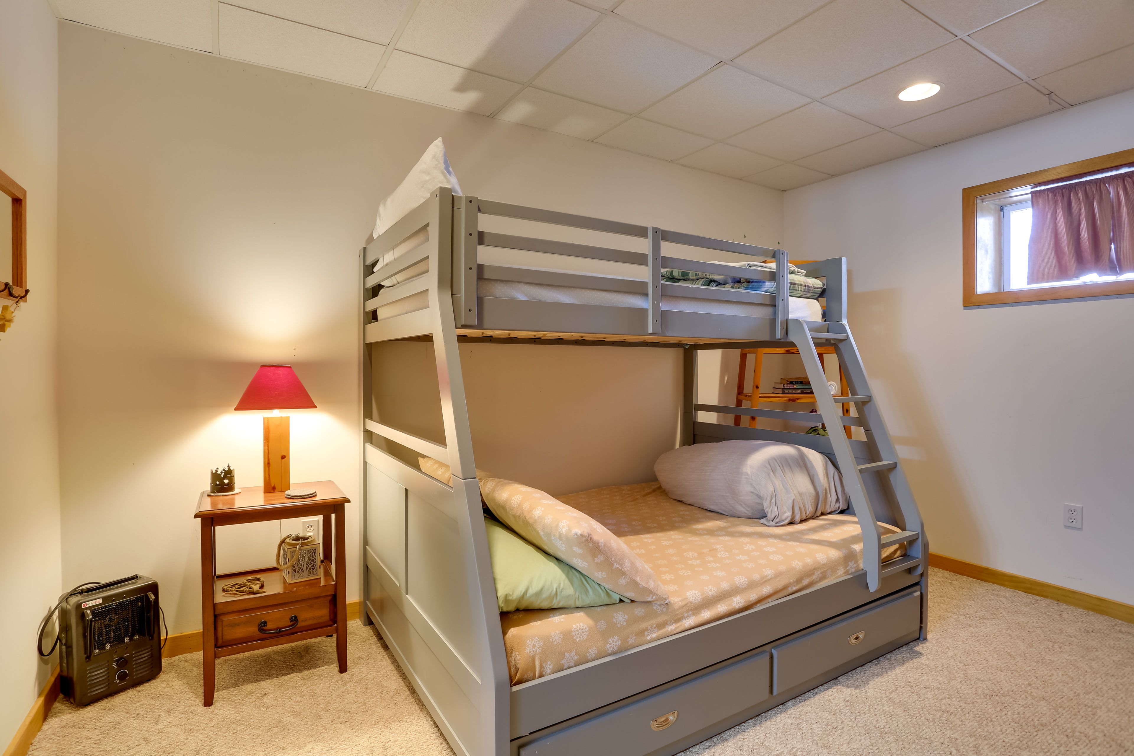 Bonus Room 1 | Lower Level | Twin/Queen Bunk Bed w/ Twin Trundle