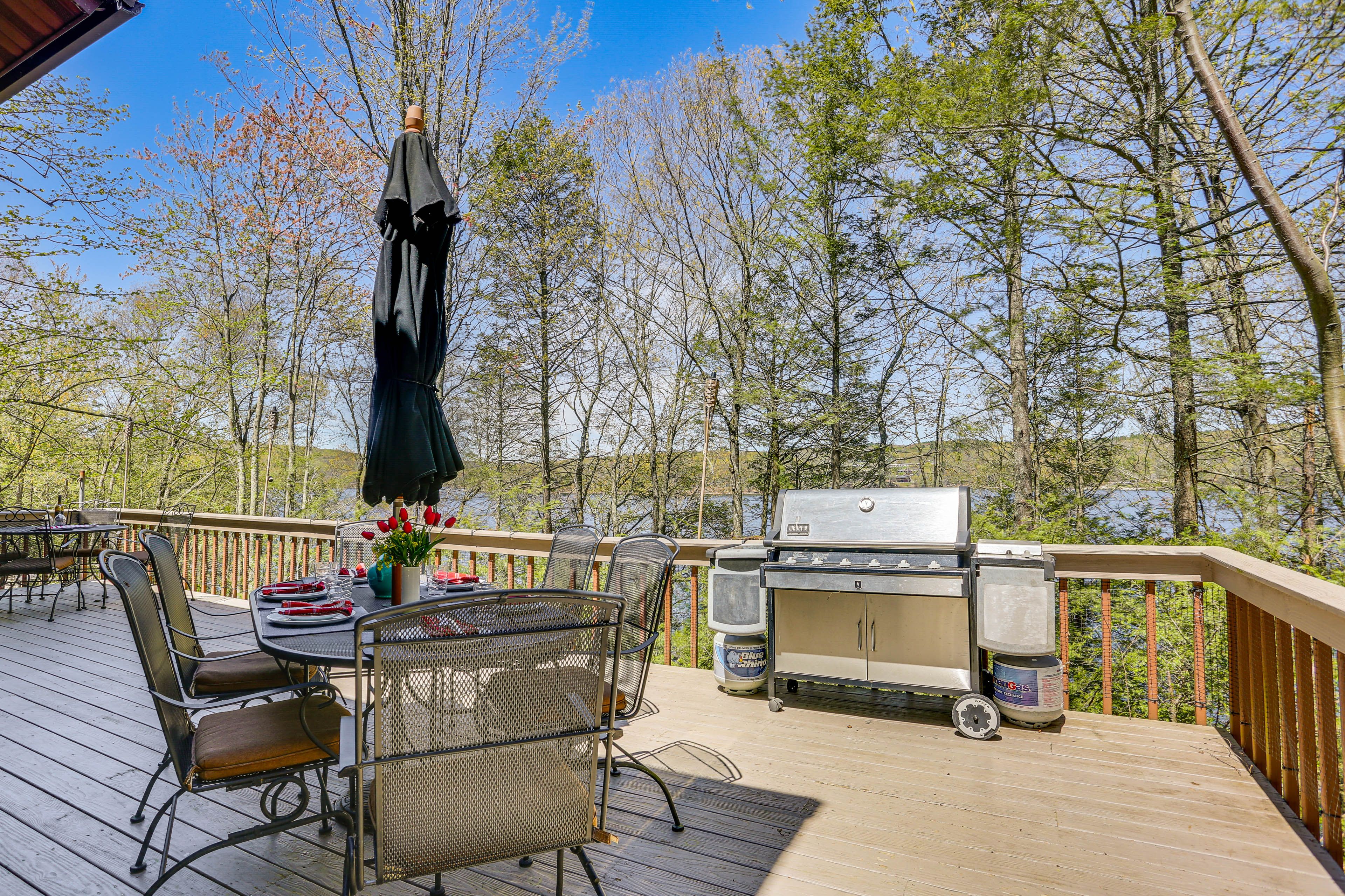 Deck | Dining Areas | Gas Grill | Lake View