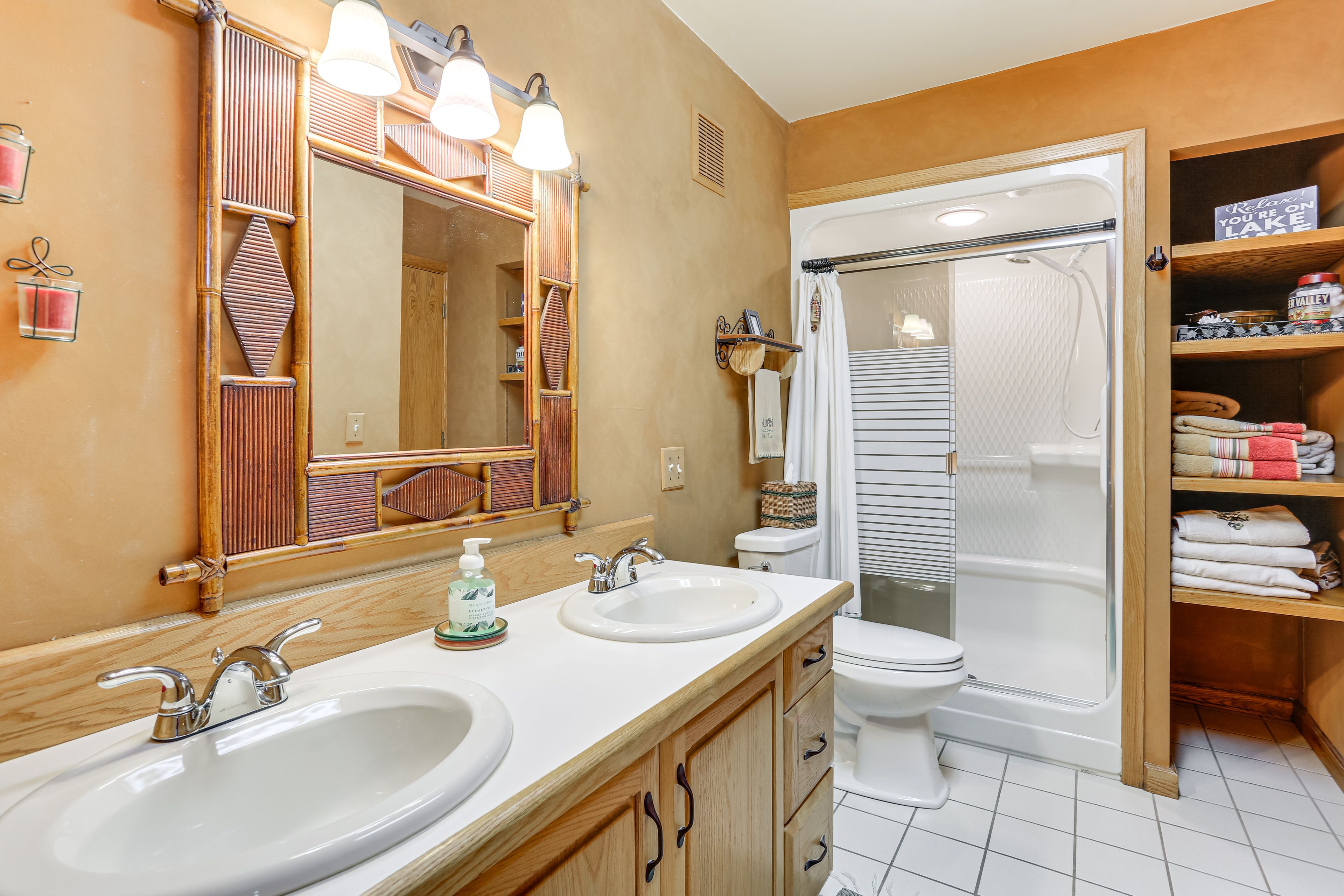 Full Bathroom | Main Level | Towels Provided
