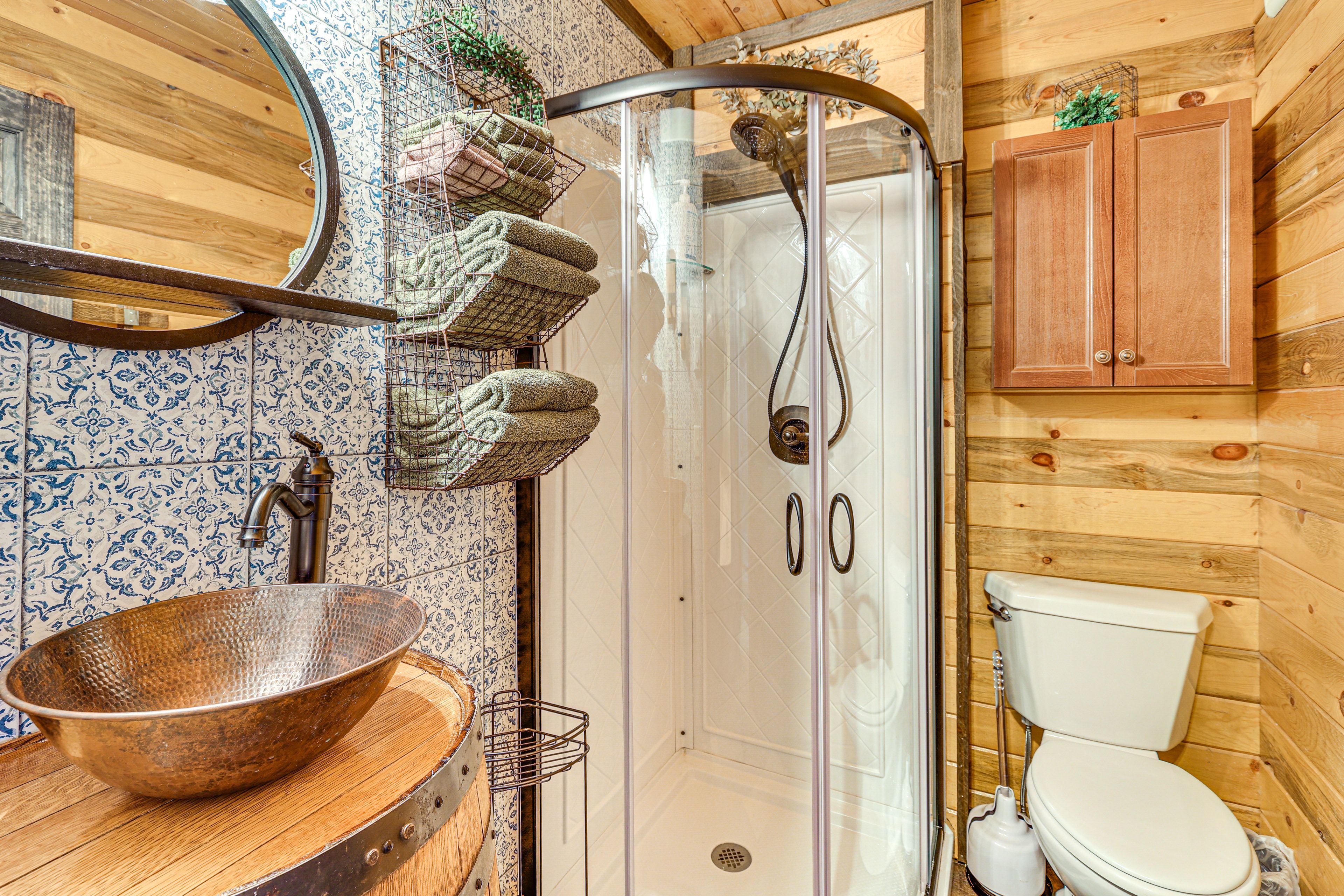 Full Bathroom | 1st Floor | Complimentary Toiletries | Hair Dryer