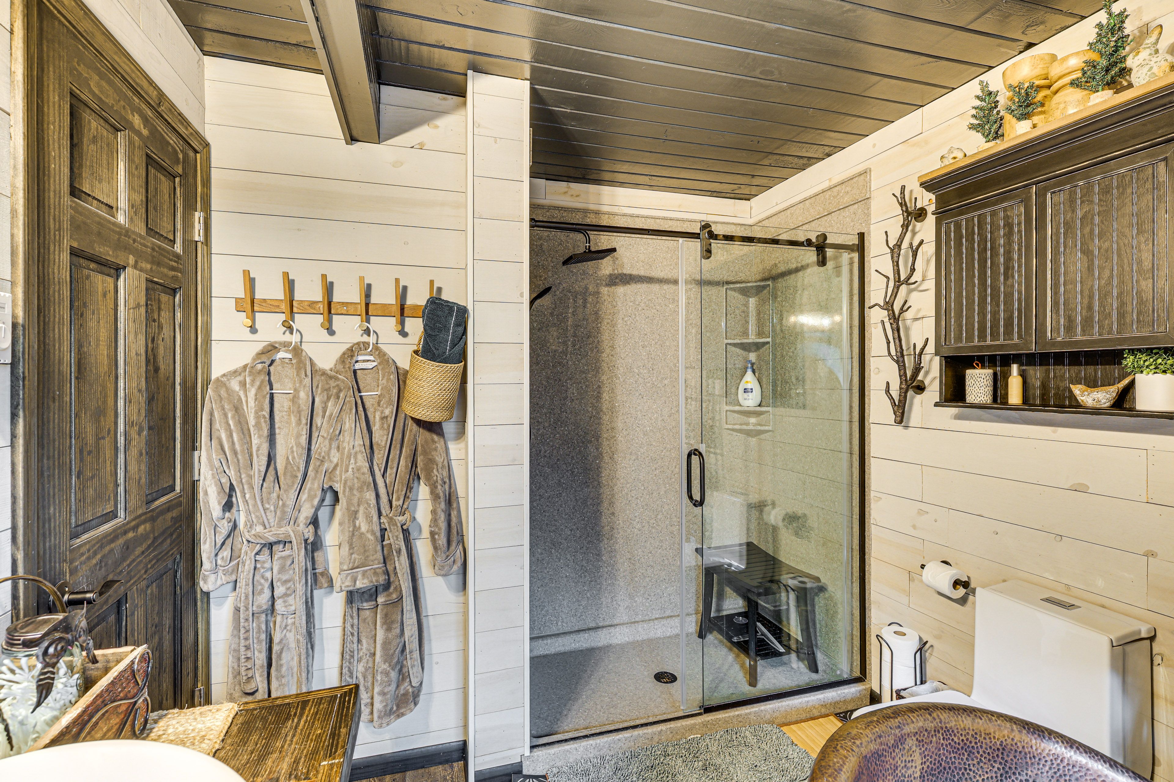 Full Bathroom | 1st Floor | Towels Provided