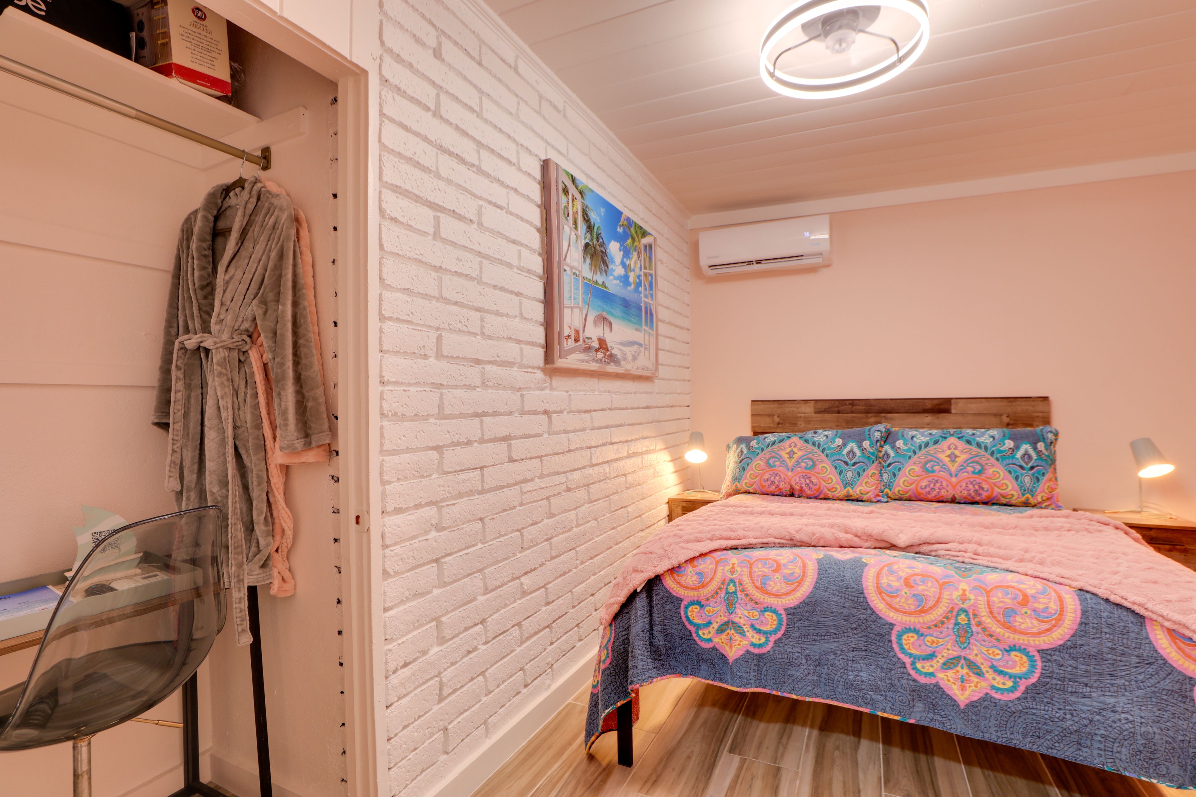 Bedroom 1 | Queen Bed | Twin Bed | Smart TV | Linens Provided