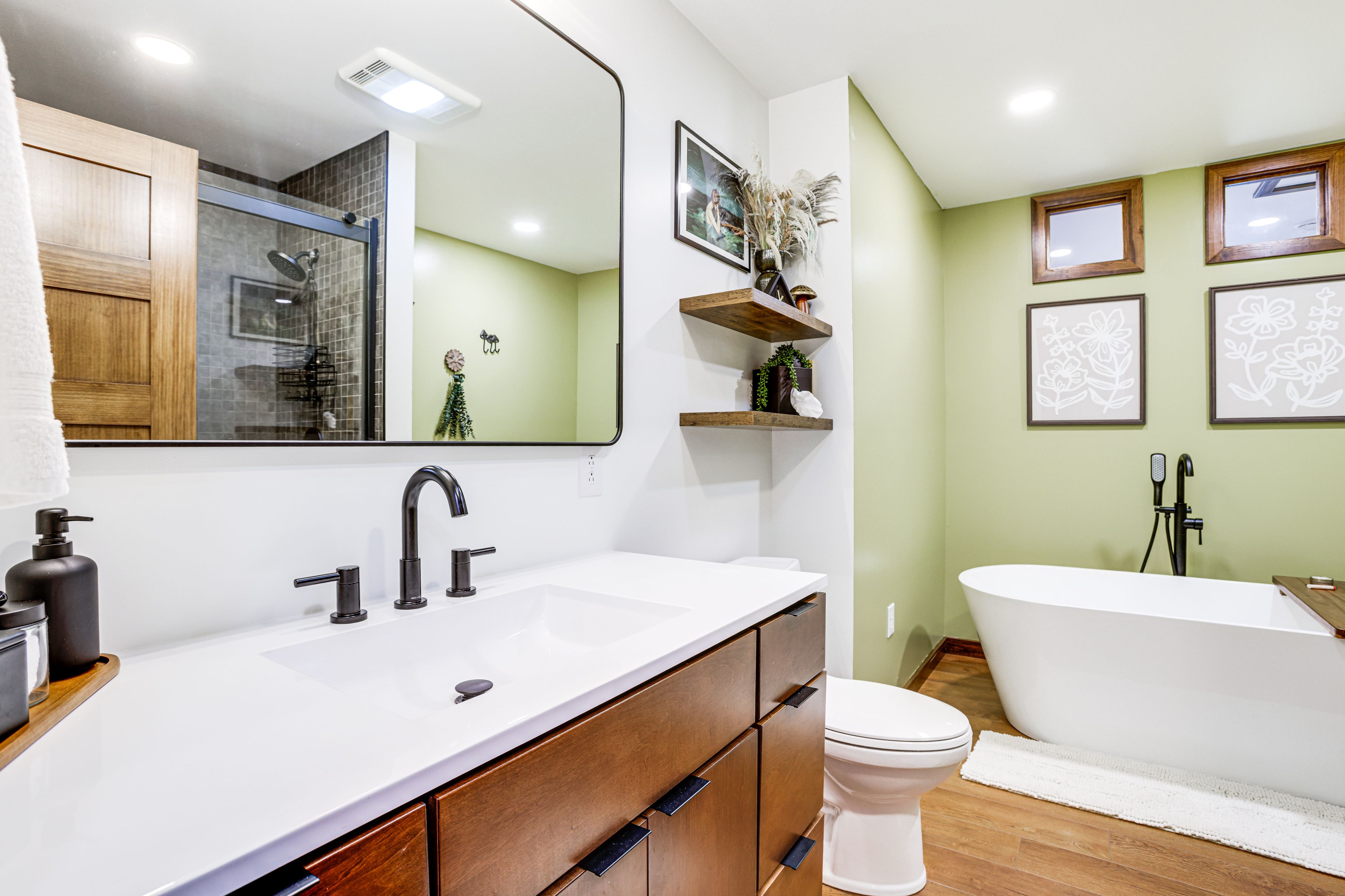 En-Suite Bathroom | Upper Level