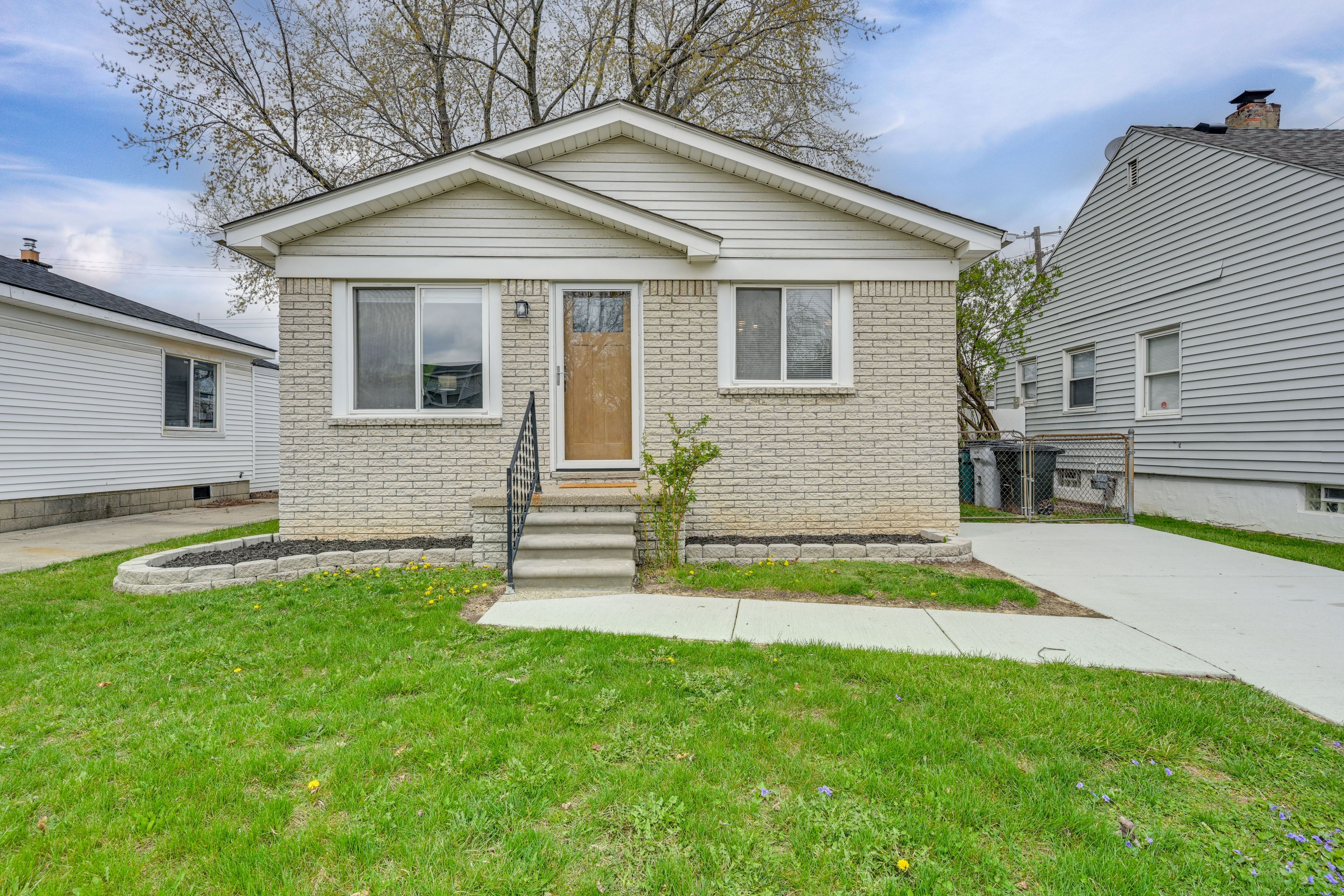 Front Exterior| All Bedrooms & Full Bathroom on 1st Floor | Private Back Yard
