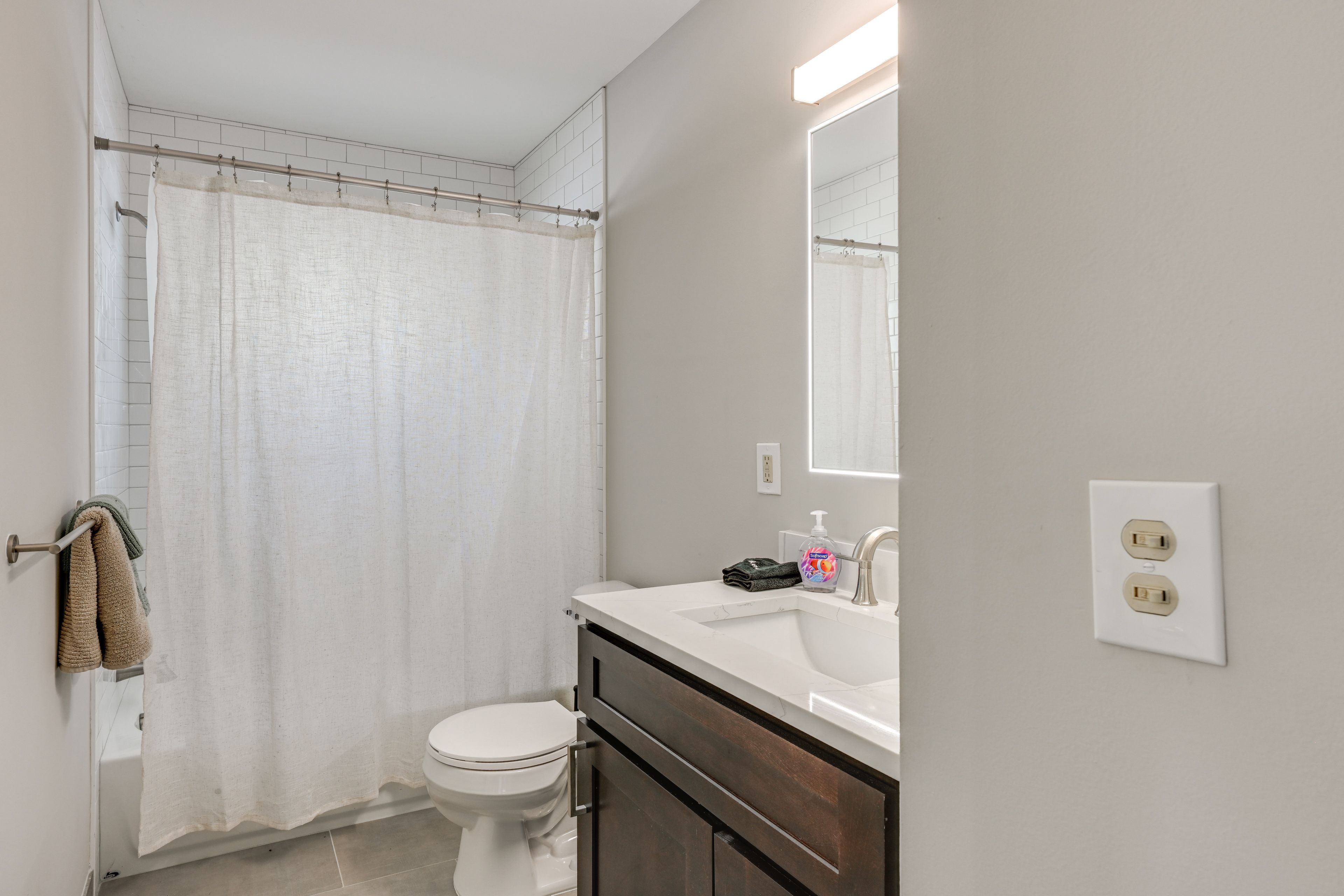 Full Bathroom | 1st Floor | Towels Provided | Hair Dryer