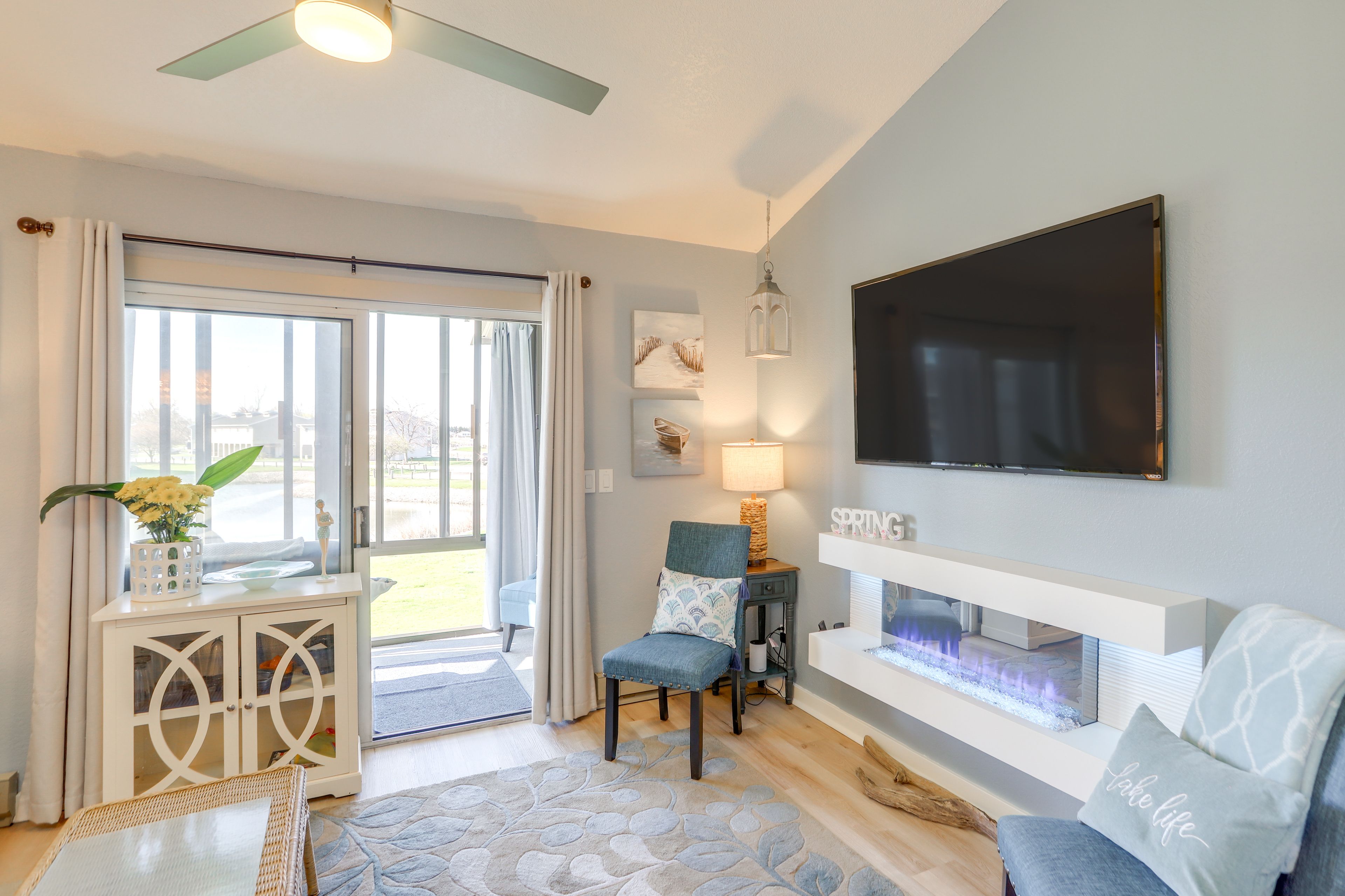 Living Room | Free WiFi | Smart TV | Queen Sleeper Sofa