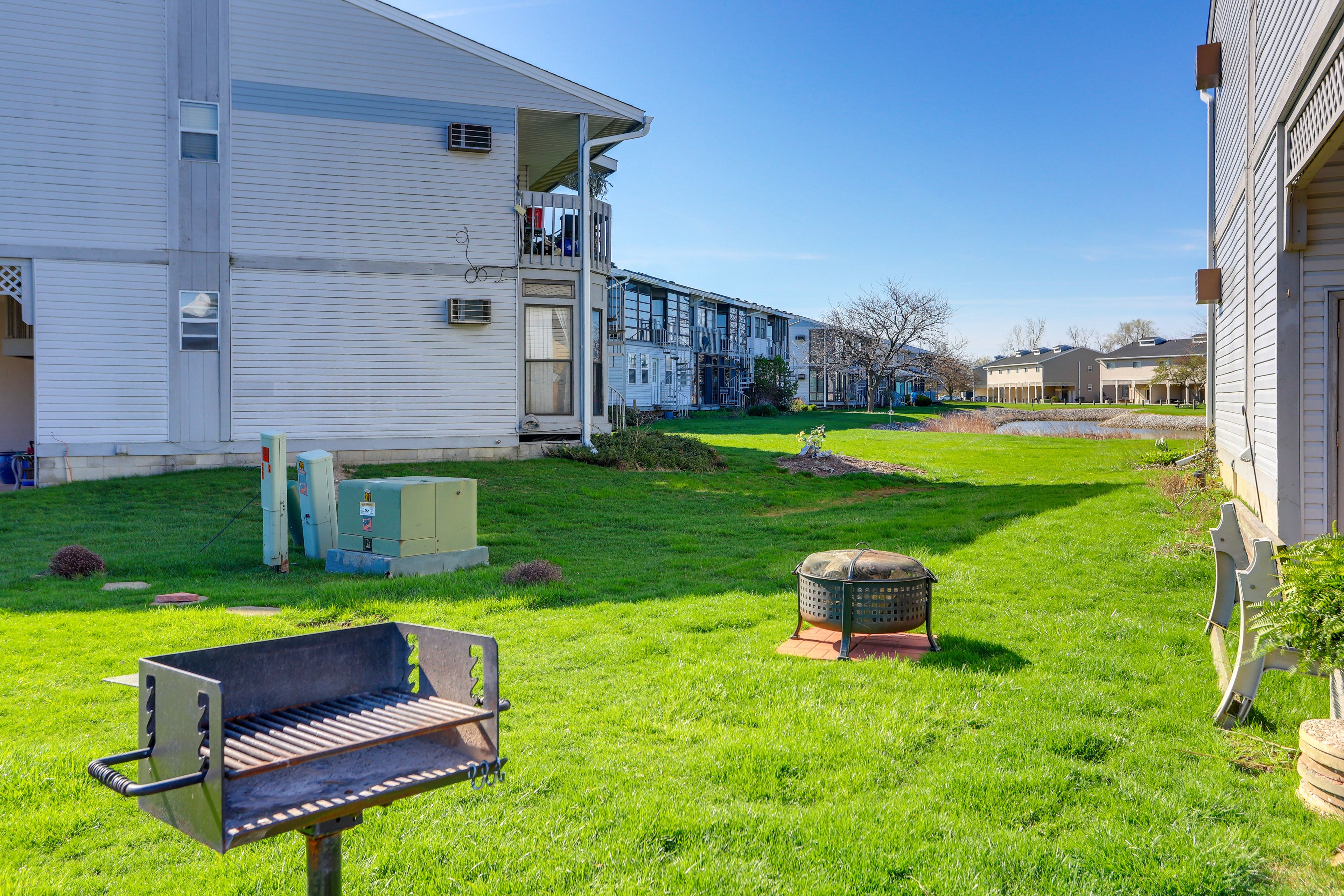 Green Cove Condominiums | Community Amenities | Fire Pit | Charcoal Grill