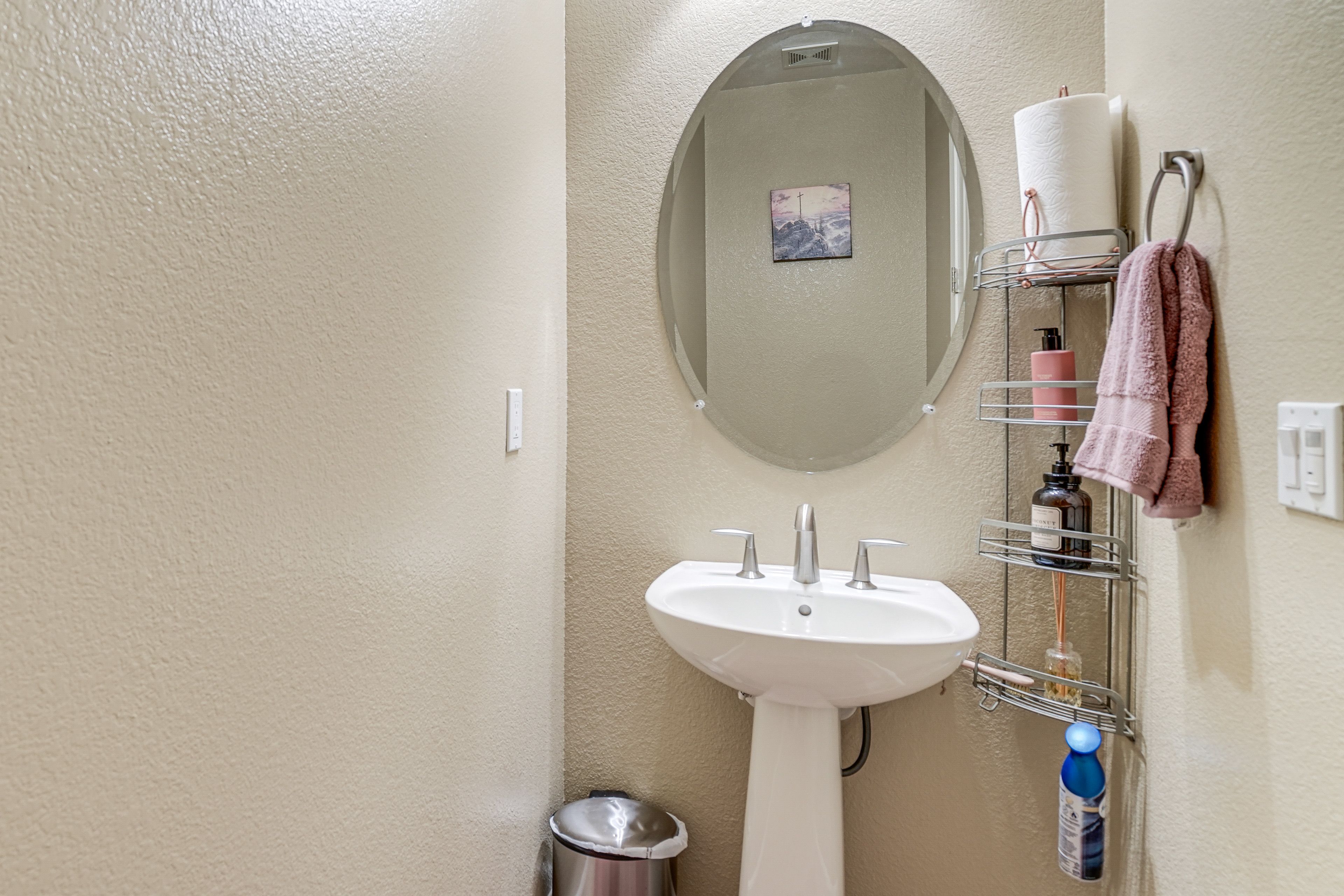 Half Bathroom | 1st Floor | Complimentary Toiletries | Towels Provided