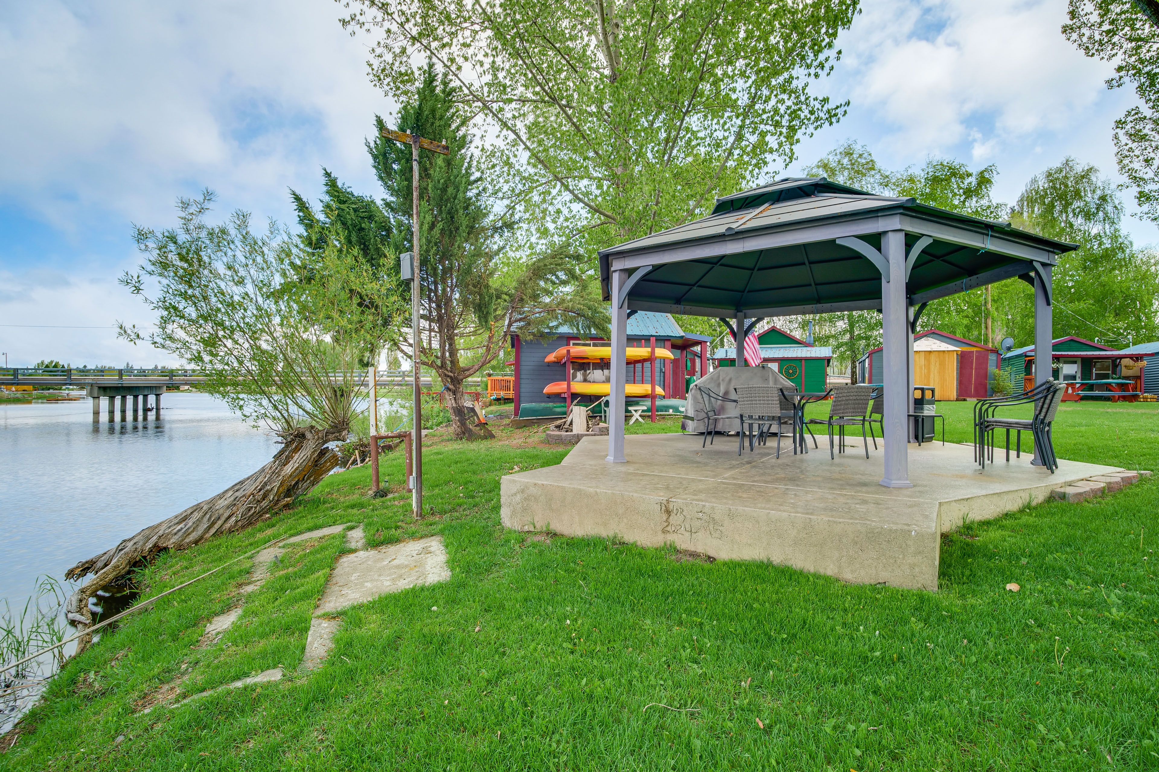 Williamson River Resort | Community Amenities | Gazebo w/ Gas & Charcoal Grills