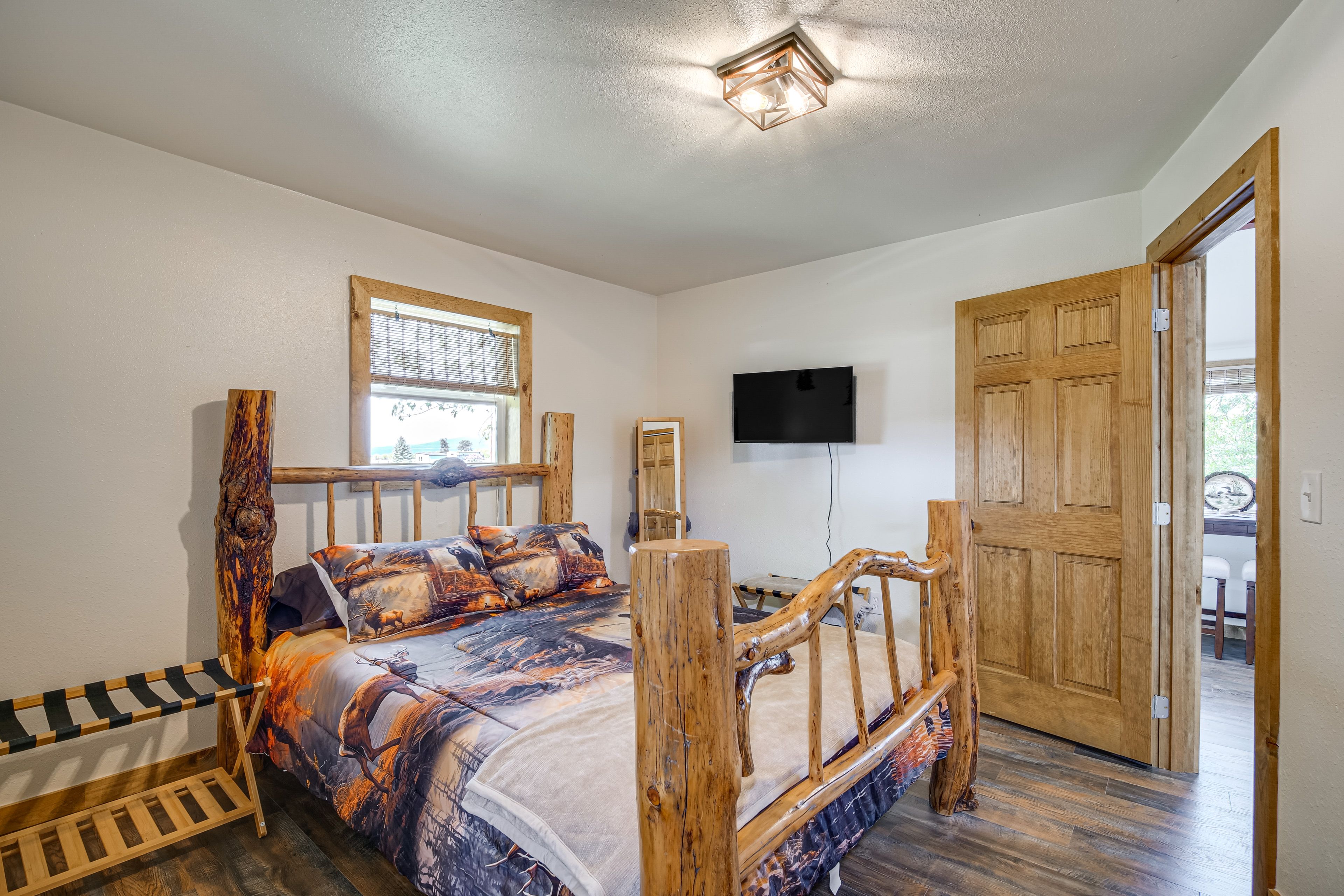Bedroom | Queen Bed | Smart TV | Linens Provided