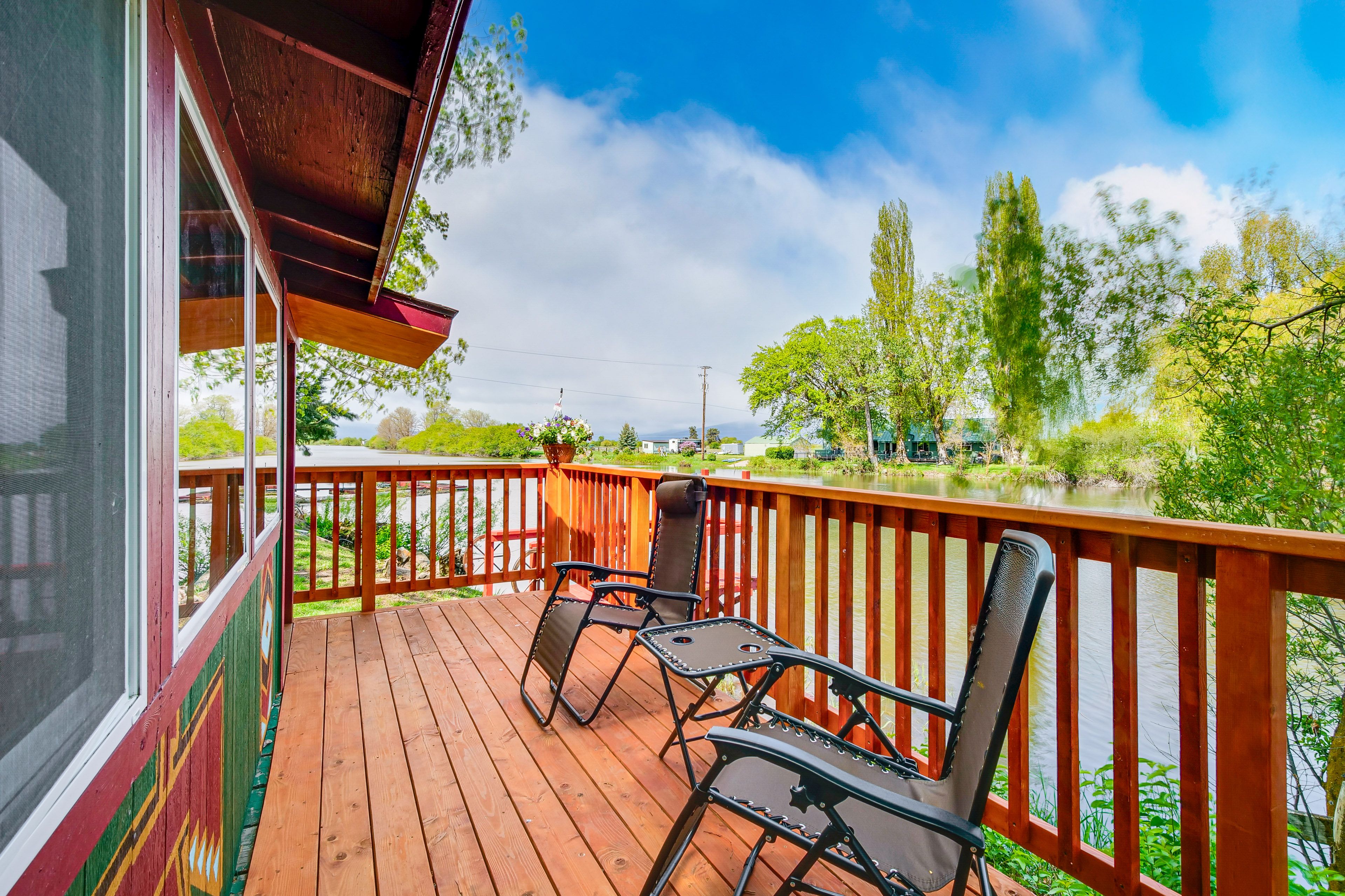 Deck | River View | Single-Story Cabin | Kayak & Canoe Rentals On-Site