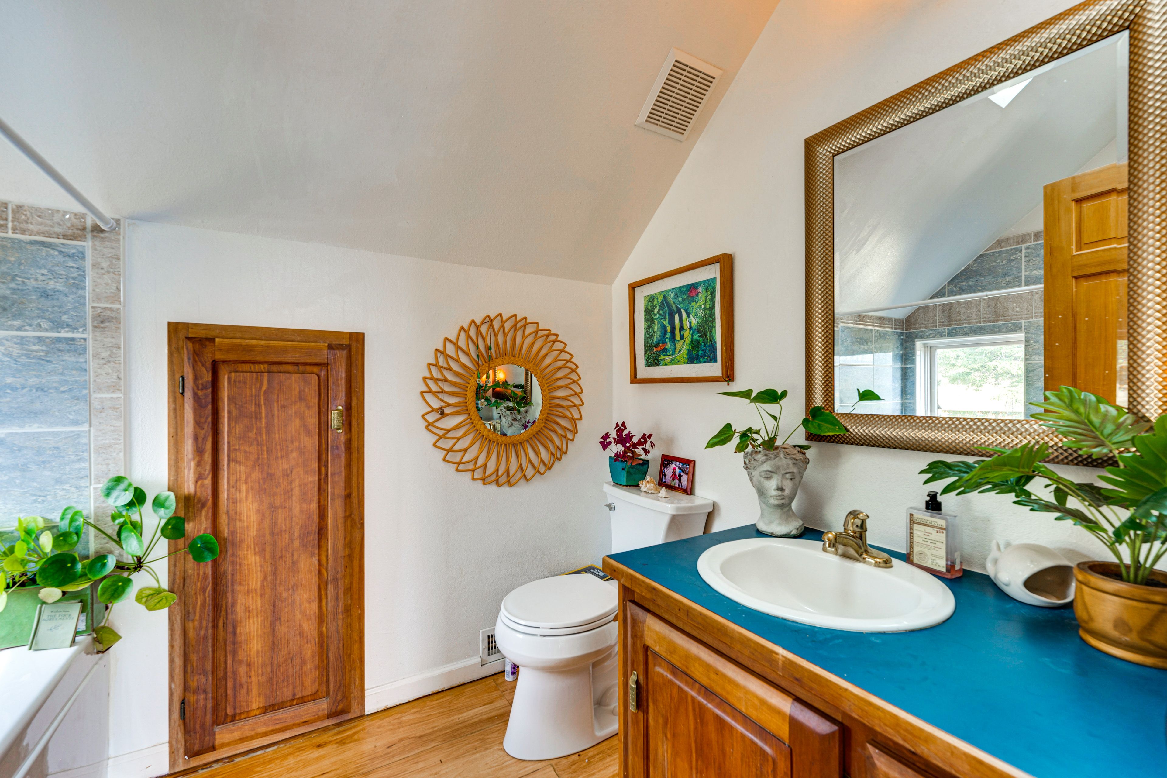 En-Suite Bathroom | 2nd Floor | Jetted Tub | Towels Provided
